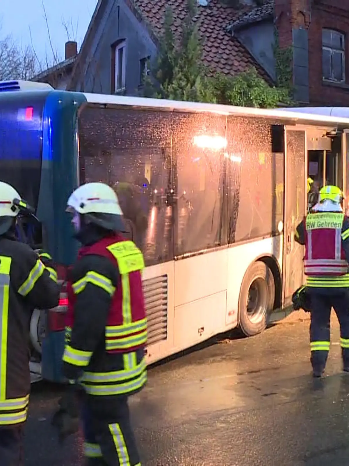 02.01.2024, Niedersachsen, Wennigsen: Rettungskräfte arbeiten an der Unfallstelle. Ein Linenbus-Fahrer ist mit dem Bus gegen eine Hauswand geprallt und gestorben. Der Mann habe vermutlich wegen eines nicht näher beschriebenen medizinischen Notfalls die Kontrolle über den Bus verloren und sei von der Straße abgekommen, sagte ein Polizeisprecher am Abend. Die Fahrgäste im Bus seien unverletzt geblieben. Foto: ---/dpa +++ dpa-Bildfunk +++