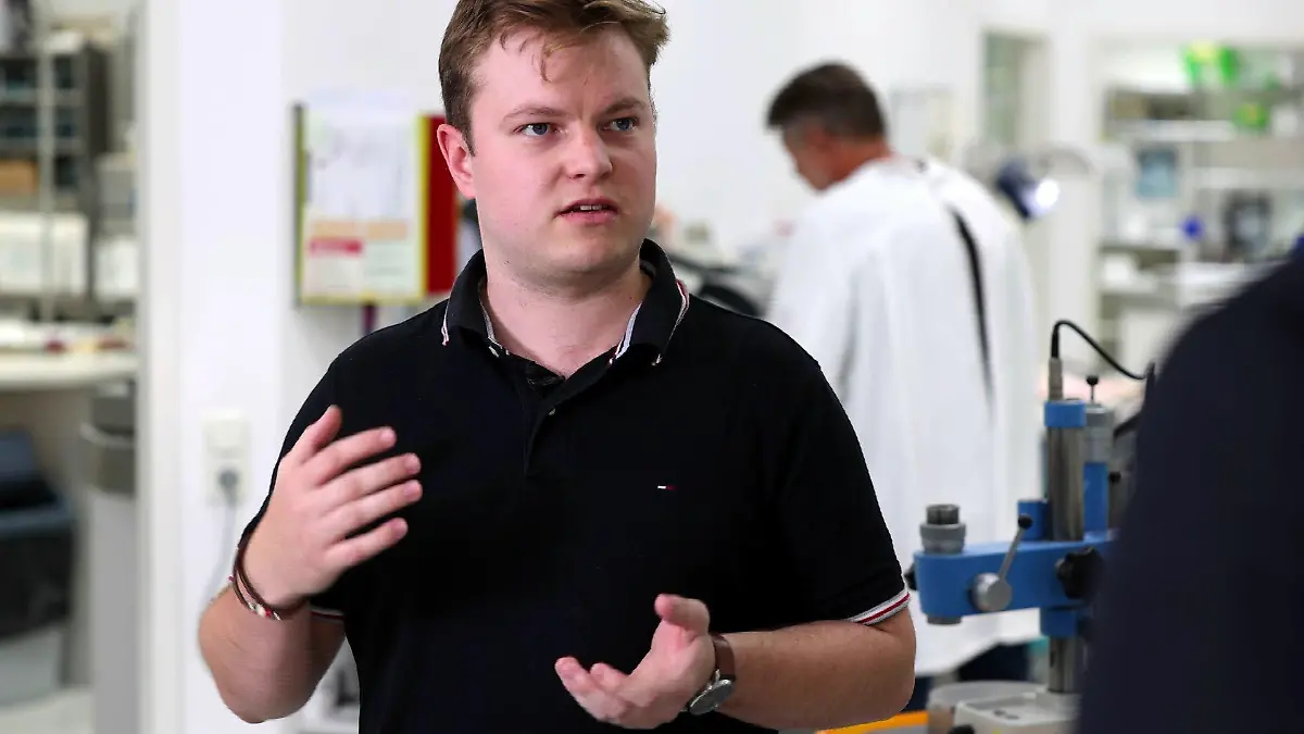 Julian Bien absolviert ein triales Studium zum Zahntechniker.