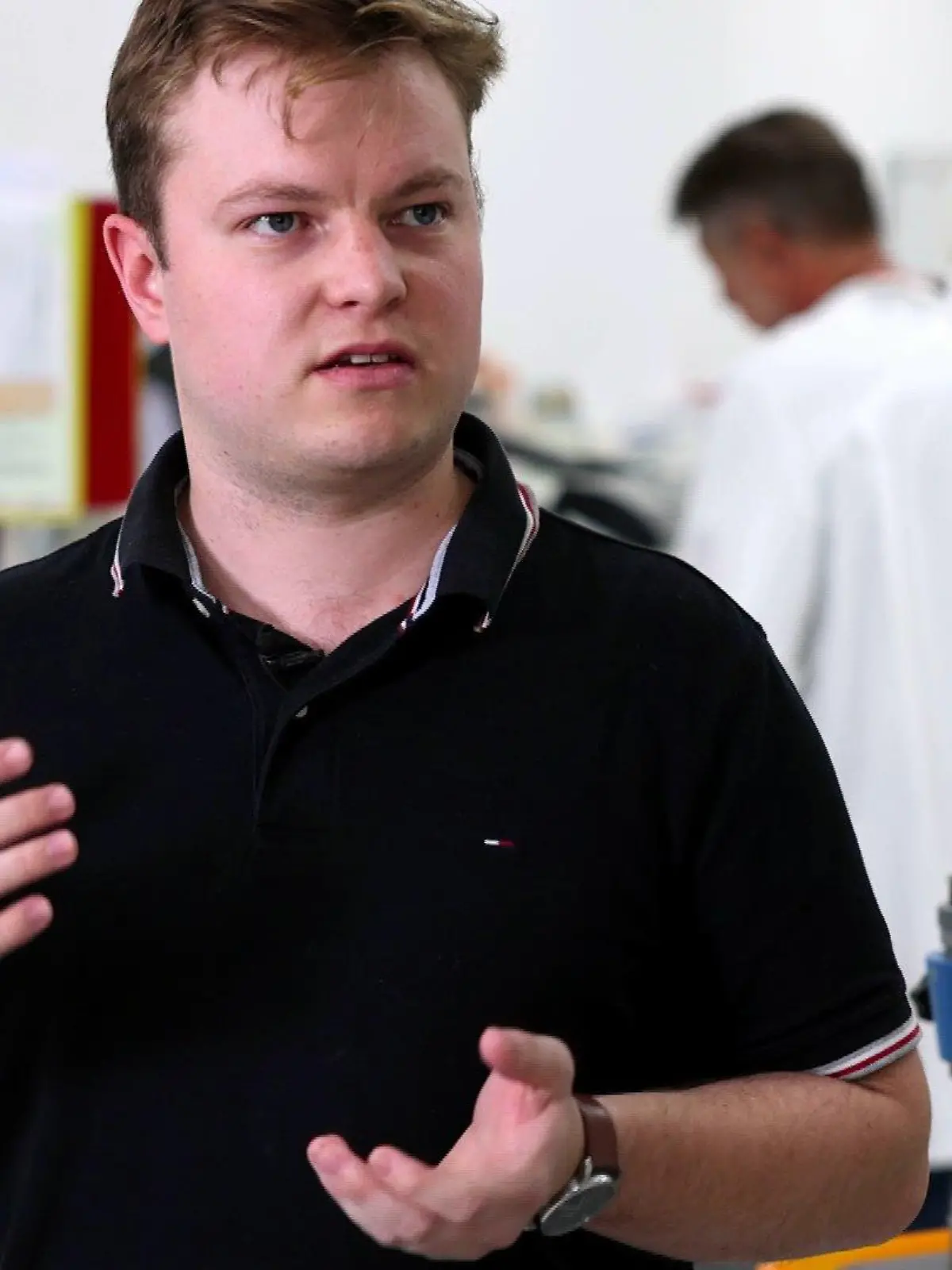 Julian Bien absolviert ein triales Studium zum Zahntechniker.
