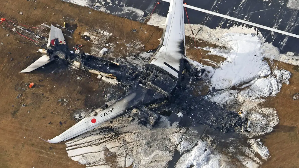 JAL plane fire at Haneda airport Photo taken from a Kyodo News helicopter on Jan. 3, 2024, shows a Japan Airlines plane a day after it caught fire on a runway at Haneda airport in Tokyo following a collision with a Japan Coast Guard aircraft while landing. PUBLICATIONxINxAUTxBELxBIHxBULxCZExDENxESTxFINxFRAxGEOxGERxGRExHUNxISLxIRLxITAxLATxLTUxLUXxLIExMKDxNORxPORxPOLxROUxSVKxSUIxSRBxSLOxESPxTURxUKxUAExONLY A14AA0002288728P