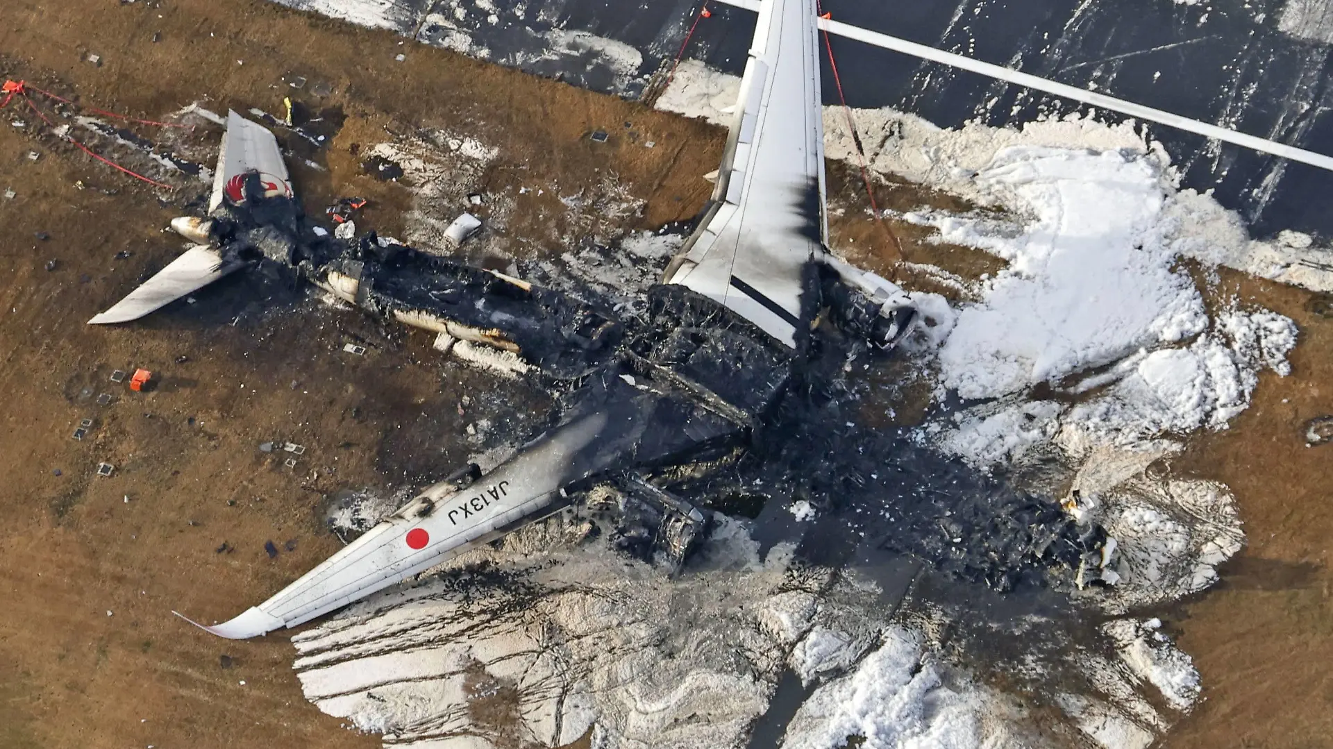 JAL plane fire at Haneda airport Photo taken from a Kyodo News helicopter on Jan. 3, 2024, shows a Japan Airlines plane a day after it caught fire on a runway at Haneda airport in Tokyo following a collision with a Japan Coast Guard aircraft while landing. PUBLICATIONxINxAUTxBELxBIHxBULxCZExDENxESTxFINxFRAxGEOxGERxGRExHUNxISLxIRLxITAxLATxLTUxLUXxLIExMKDxNORxPORxPOLxROUxSVKxSUIxSRBxSLOxESPxTURxUKxUAExONLY A14AA0002288728P