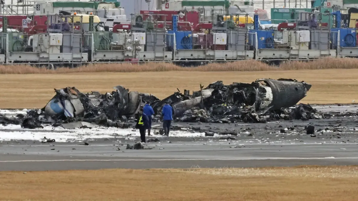 03.01.2024, Japan, Tokio: Das ausgebrannte Flugzeug der japanischen Küstenwache ist auf dem Flughafen Haneda zu sehen. Ein Passagierflugzeug der Japan Airlines (JAL) stieß am Dienstag aus noch ungeklärter Ursache unmittelbar nach der Landung mit einem Flugzeug der japanischen Küstenwache zusammen, das Hilfsgüter zu Überlebenden der Erdbebenkatastrophe auf der Halbinsel Noto bringen sollte. Fünf Menschen an Bord des Küstenwachenflugzeugs kamen dabei ums Leben. Foto: Uncredited/Kyodo News/AP +++ dpa-Bildfunk +++