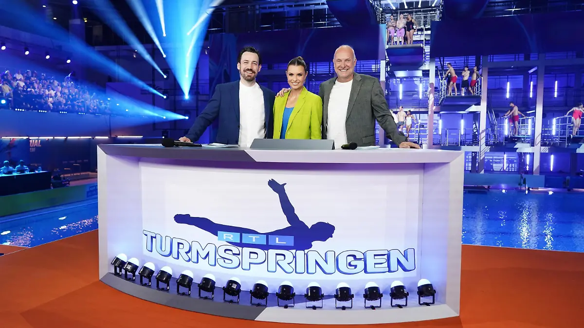 Moderator:innen (v.l.) Jan Köppen, Laura Wontorra und Frank Buschmann.
+++ Die Verwendung des sendungsbezogenen Materials ist nur mit dem Hinweis und Verlinkung auf RTL+ gestattet. +++
+++ Die Verwendung des sendungsbezogenen Materials ist nur mit dem Hinweis und Verlinkung auf RTL+ gestattet. +++