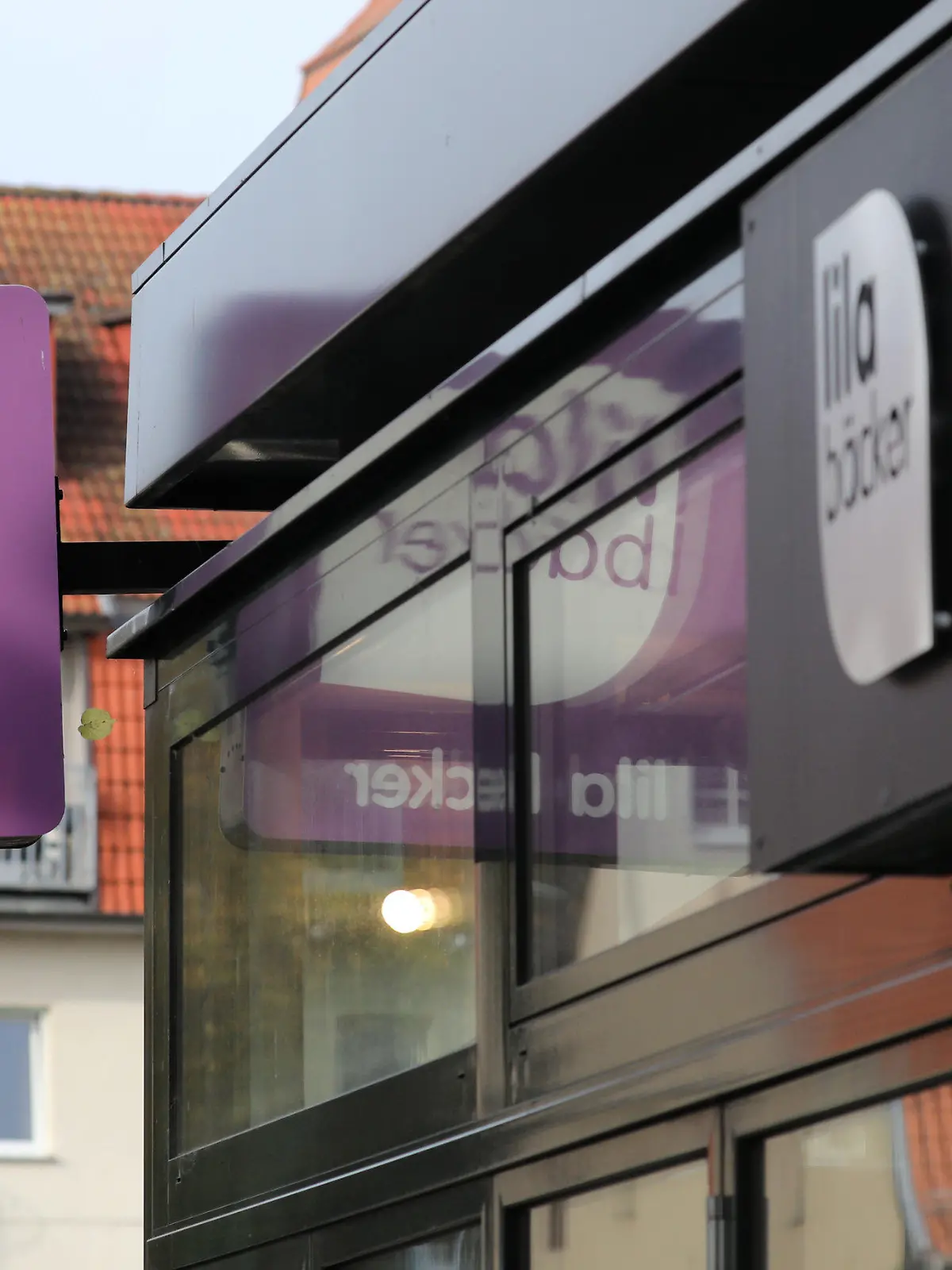 ARCHIV - 29.09.2021, Mecklenburg-Vorpommern, Warnemünde: Das neue Logo des Unternehmens Lila Bäcker mit dem Schriftzug «lila lecker» an einer Filiale im Ostseebad Warnemünde. Rund sechs Wochen nach dem Insolvenzvertrag verhandelt die Backkette Lila Bäcker mit mehreren potenziellen Käufern oder Kooperationspartnern. (zu dpa: «Lila Bäcker verhandelt mit Investoren - Geschäft "stabilisiert"») Foto: Bernd Wüstneck/dpa-Zentralbild/dpa +++ dpa-Bildfunk +++