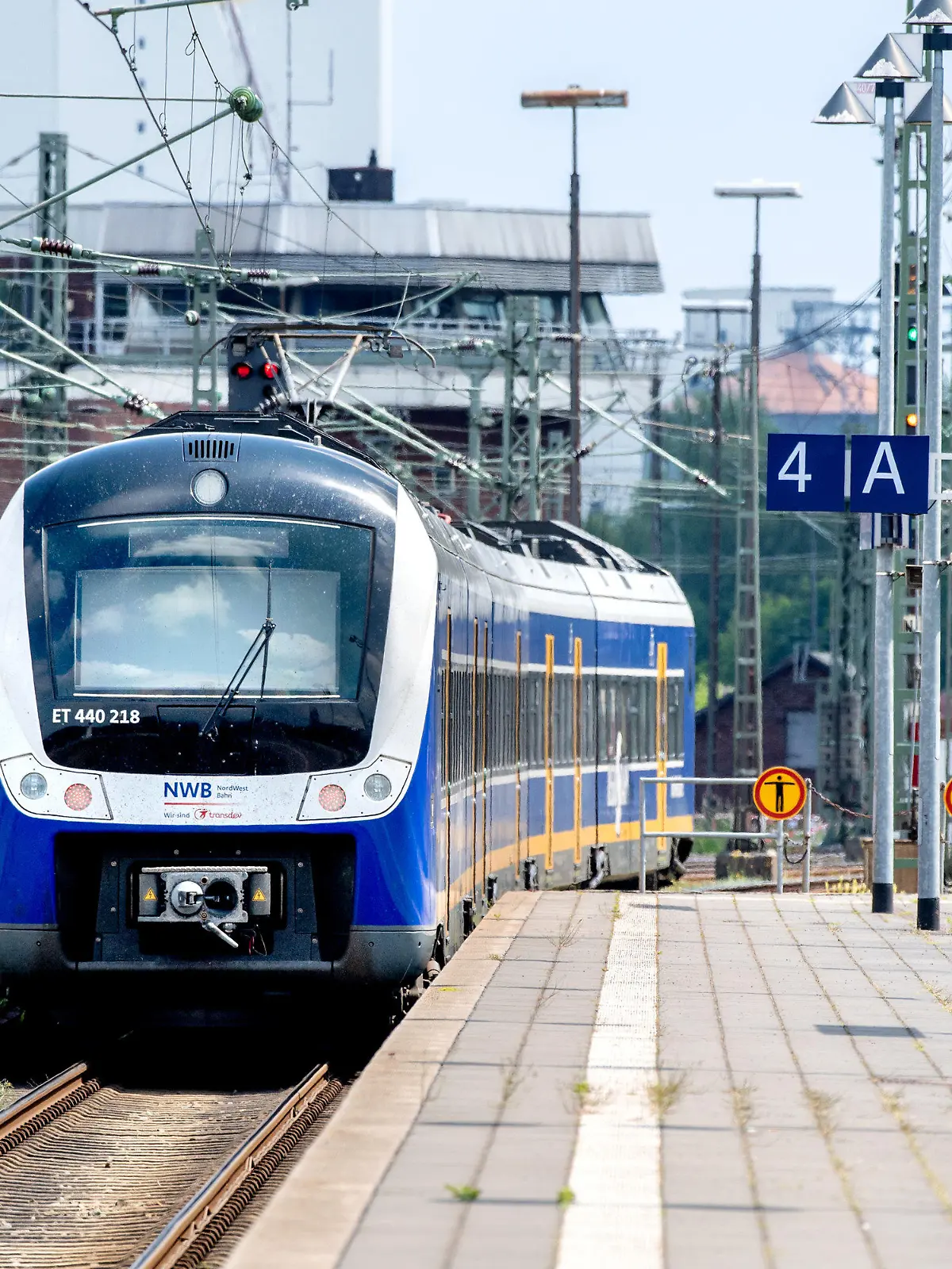 ARCHIV - 01.06.2022, Niedersachsen, Oldenburg: Eine Regio-S-Bahn der NordWestBahn verlässt den Hauptbahnhof in Fahrtrichtung Bremen. Die NordWestBahn hatte zuletzt von Zugausfällen wegen Corona-Erkrankungen von Lokführern berichtet. Auch bei den Bahnunternehmen Erixx und Metronom gab es Zugausfälle wegen des hohen Krankenstands beim Personal. (zu dpa: «Fahrgastverband befürchtet weiter Probleme im Pendlerverkehr») Foto: Hauke-Christian Dittrich/dpa +++ dpa-Bildfunk +++