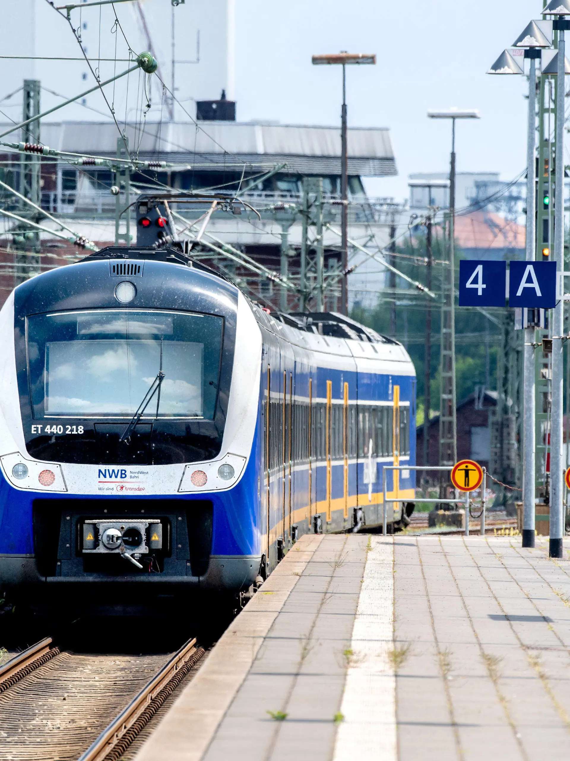 ARCHIV - 01.06.2022, Niedersachsen, Oldenburg: Eine Regio-S-Bahn der NordWestBahn verlässt den Hauptbahnhof in Fahrtrichtung Bremen. Die NordWestBahn hatte zuletzt von Zugausfällen wegen Corona-Erkrankungen von Lokführern berichtet. Auch bei den Bahnunternehmen Erixx und Metronom gab es Zugausfälle wegen des hohen Krankenstands beim Personal. (zu dpa: «Fahrgastverband befürchtet weiter Probleme im Pendlerverkehr») Foto: Hauke-Christian Dittrich/dpa +++ dpa-Bildfunk +++