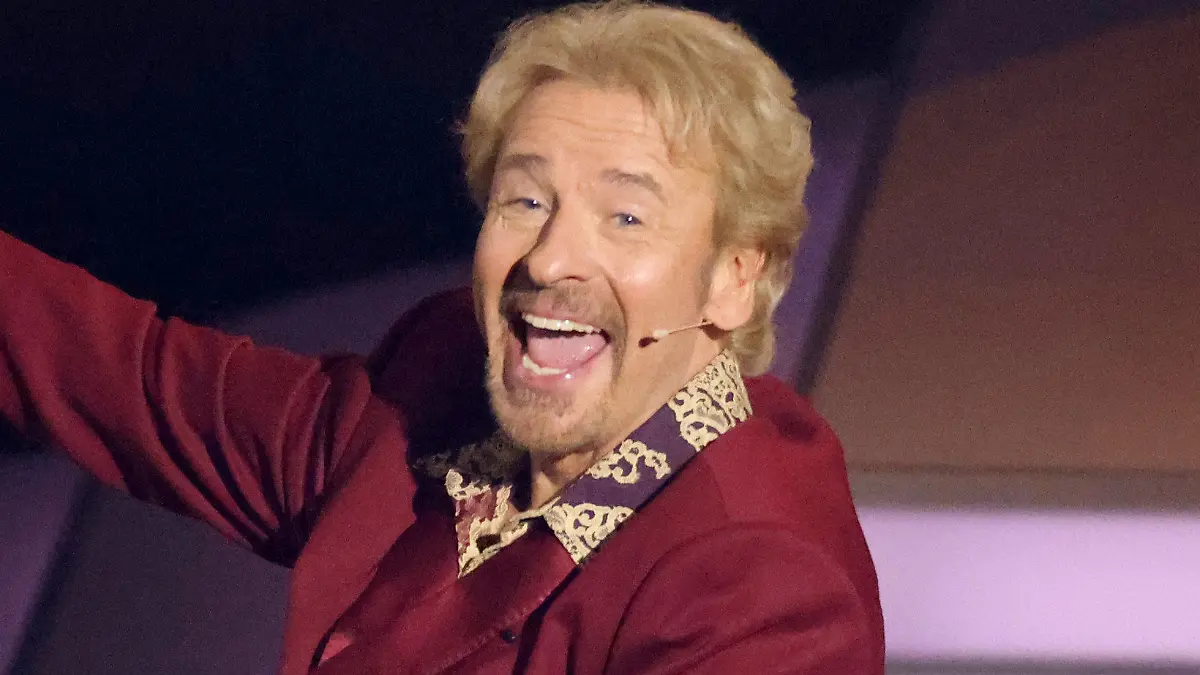ARCHIV - 25.11.2023, Baden-Württemberg, Offenburg: Moderator Thomas Gottschalk steht in der ZDF-Show "Wetten, dass..?" auf der Bühne. Gottschalk ist ein weiteres Stück von seiner Fundamentalkritik an Influencern abgerückt. (zu dpa "Gottschalk über Versprecher bei seinem letzten «Wetten, dass..?») Foto: Philipp von Ditfurth/dpa +++ dpa-Bildfunk +++
