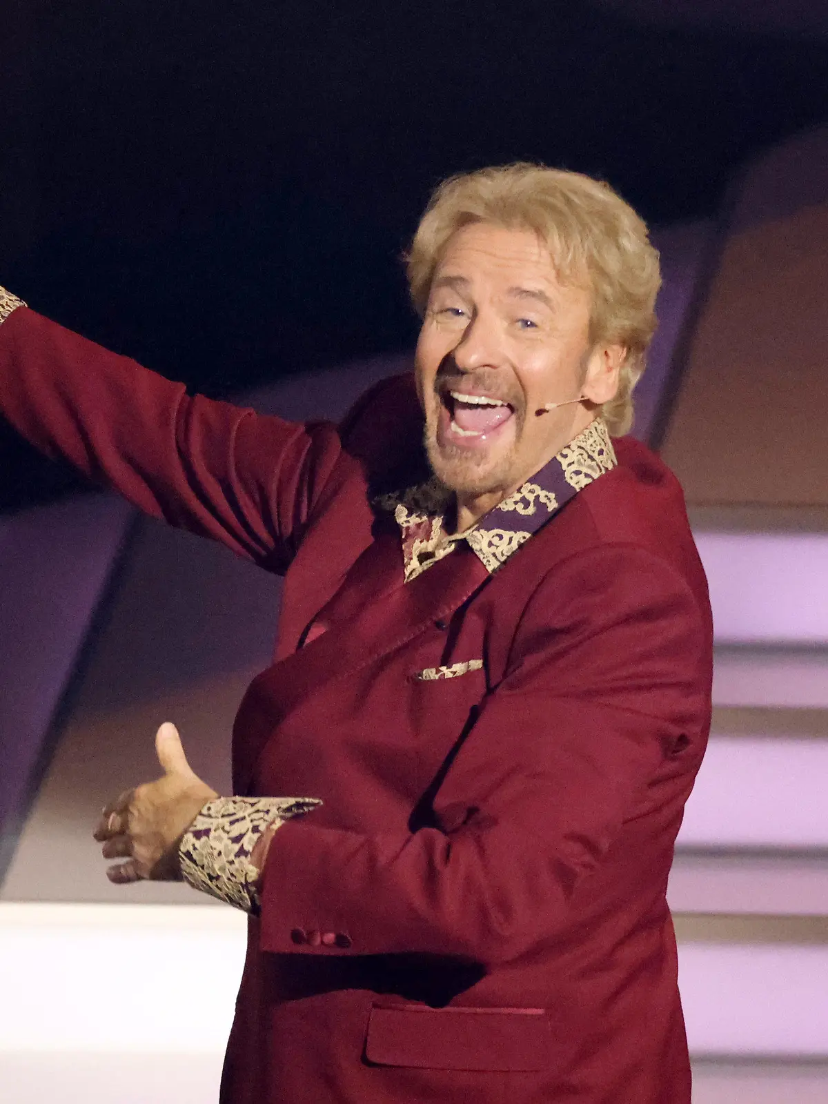 ARCHIV - 25.11.2023, Baden-Württemberg, Offenburg: Moderator Thomas Gottschalk steht in der ZDF-Show "Wetten, dass..?" auf der Bühne. Gottschalk ist ein weiteres Stück von seiner Fundamentalkritik an Influencern abgerückt. (zu dpa "Gottschalk über Versprecher bei seinem letzten «Wetten, dass..?») Foto: Philipp von Ditfurth/dpa +++ dpa-Bildfunk +++
