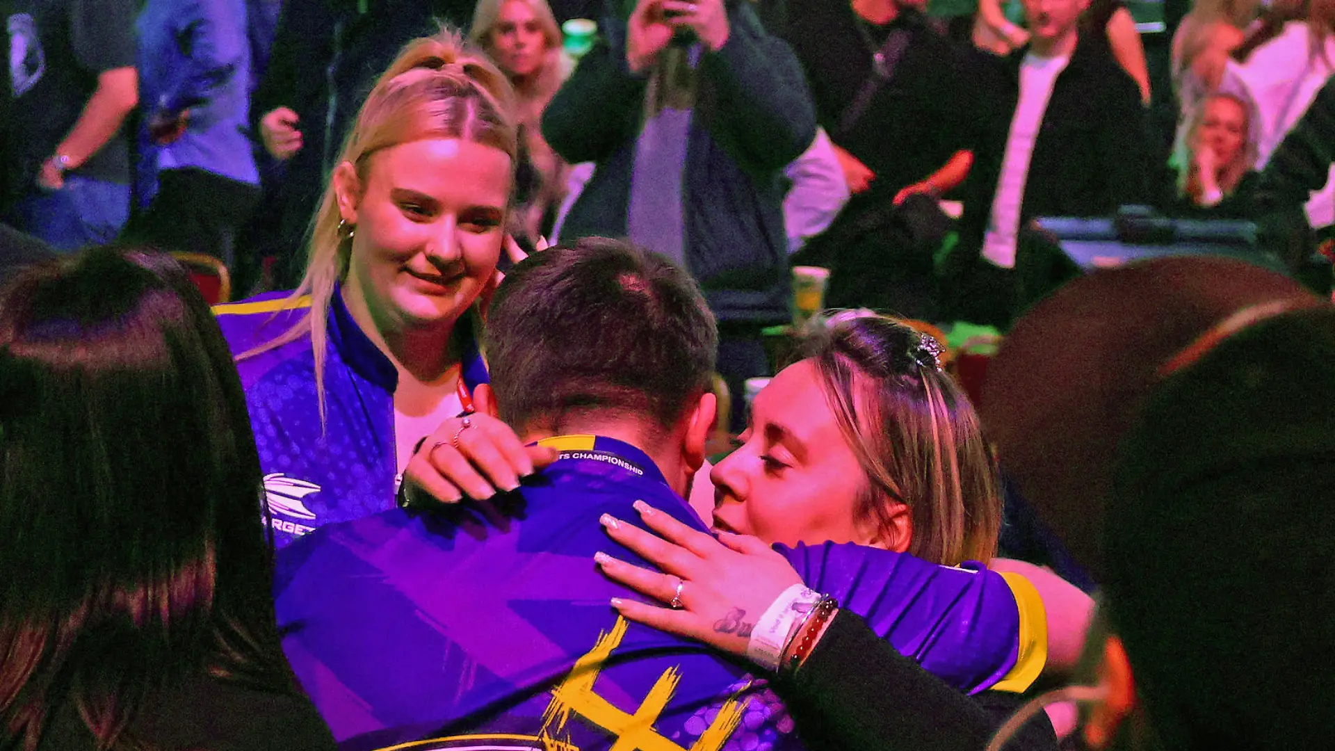 1st January 2024, Alexandra Palace, London, England 2023/24 PDC Paddy Power World Darts Championships Day 14 Afternoon Session Luke Littler celebrates with his mum after he wins his quarter final match against Brendan Dolan PUBLICATIONxNOTxINxUK ActionPlus12593615 ShaunxBrooks