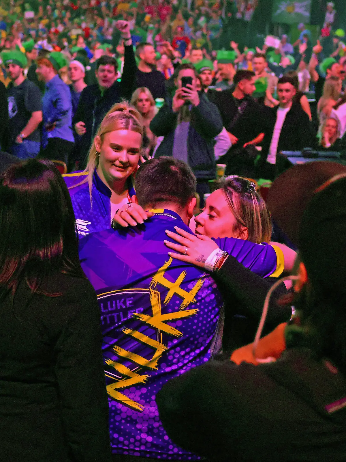 1st January 2024, Alexandra Palace, London, England 2023/24 PDC Paddy Power World Darts Championships Day 14 Afternoon Session Luke Littler celebrates with his mum after he wins his quarter final match against Brendan Dolan PUBLICATIONxNOTxINxUK ActionPlus12593615 ShaunxBrooks