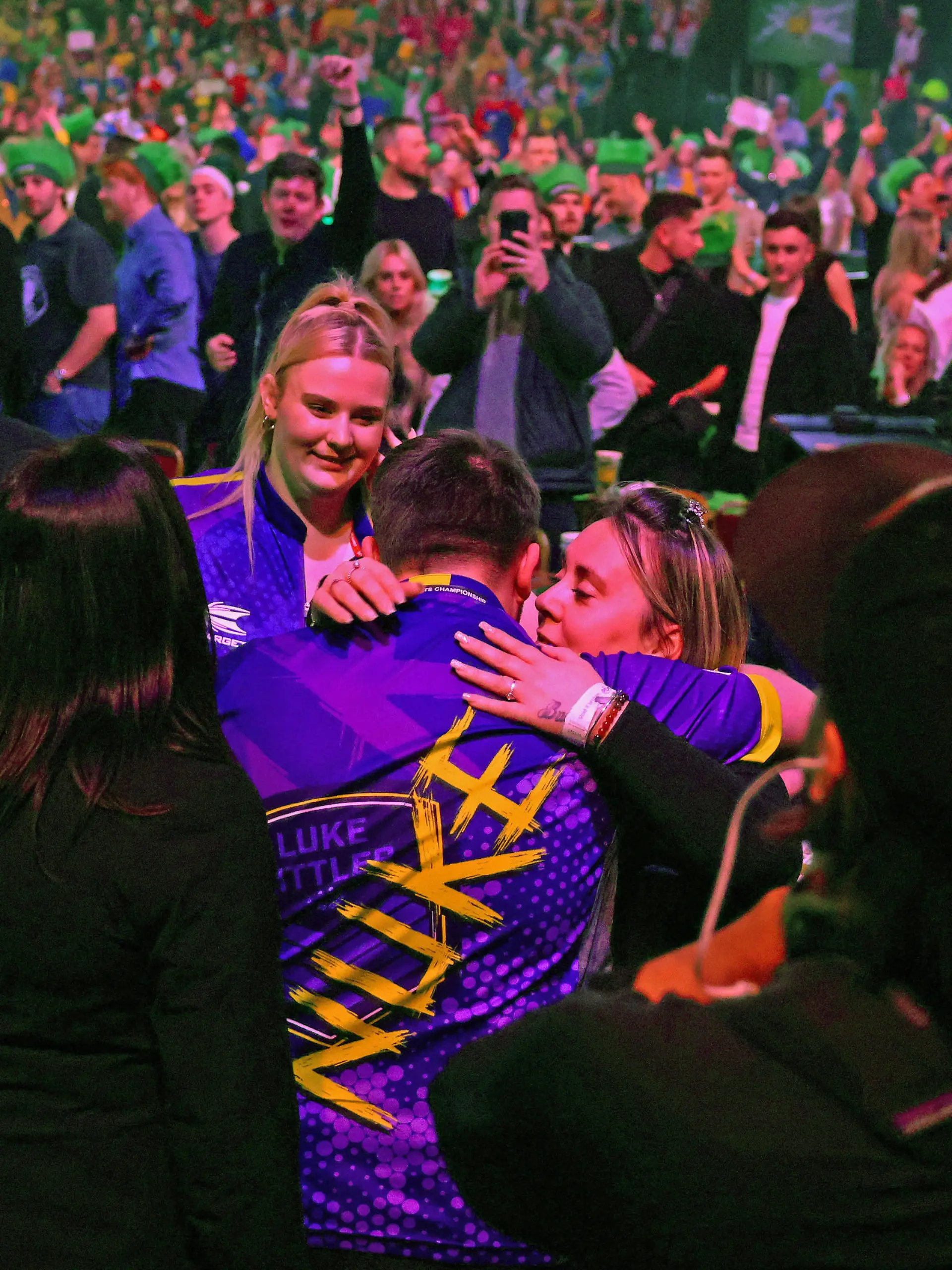 1st January 2024, Alexandra Palace, London, England 2023/24 PDC Paddy Power World Darts Championships Day 14 Afternoon Session Luke Littler celebrates with his mum after he wins his quarter final match against Brendan Dolan PUBLICATIONxNOTxINxUK ActionPlus12593615 ShaunxBrooks