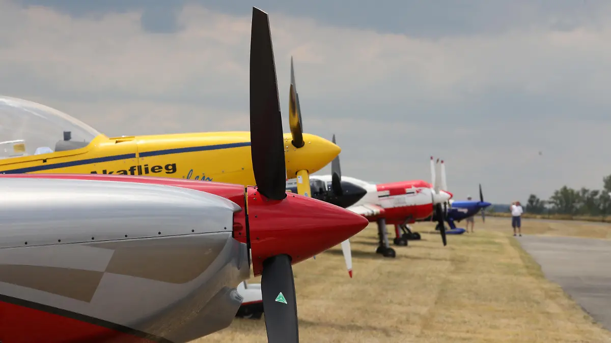 Kunstflugmaschinen stehen auf dem Vorfeld des Flugplatzes Gera-Leumnitz bei den Deutschen Meisterschaften im Motorkunstflug. An sechs Tagen kämpften hier 32 Teilnehmer um den Titel.