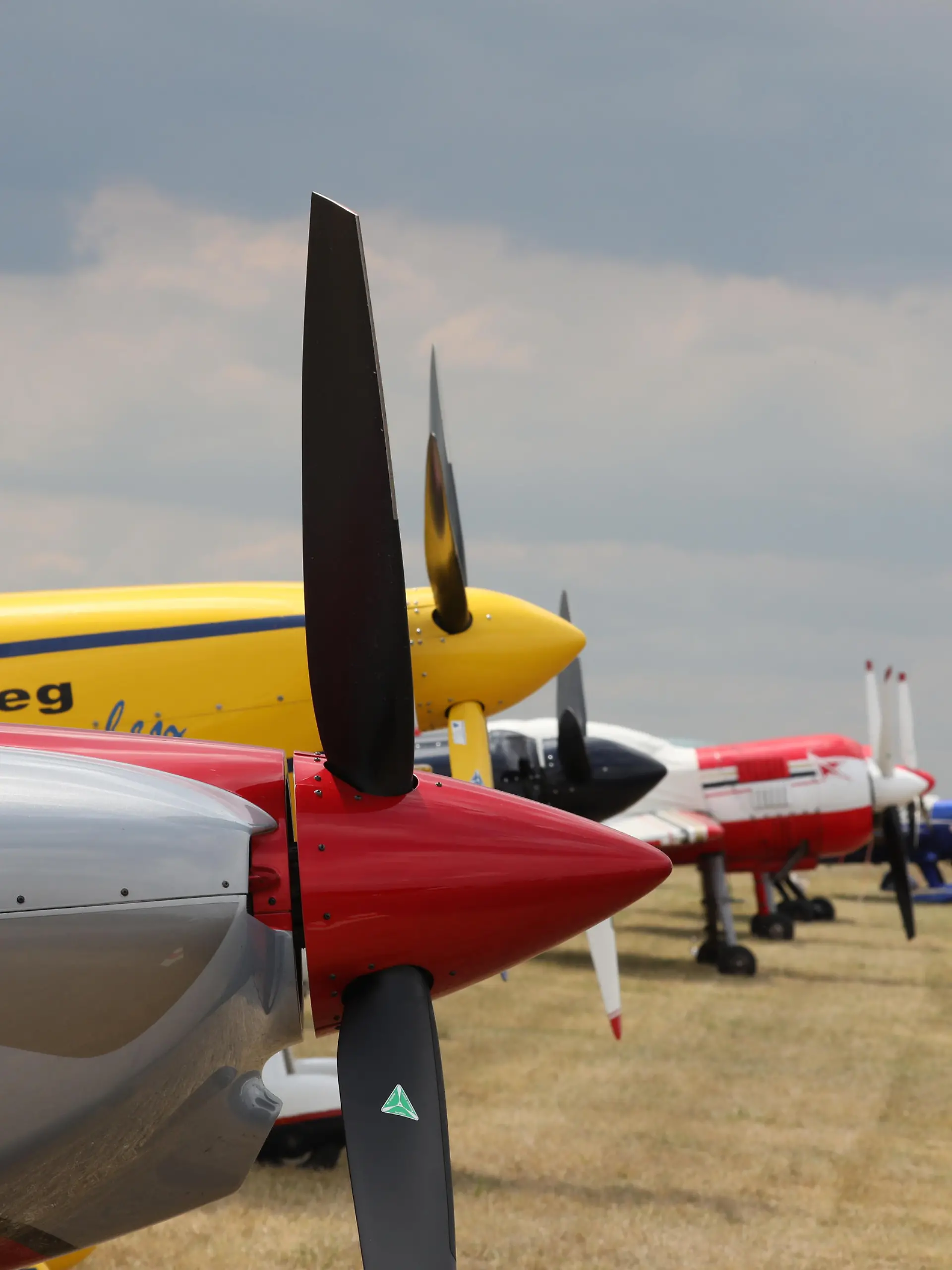 Kunstflugmaschinen stehen auf dem Vorfeld des Flugplatzes Gera-Leumnitz bei den Deutschen Meisterschaften im Motorkunstflug. An sechs Tagen kämpften hier 32 Teilnehmer um den Titel.