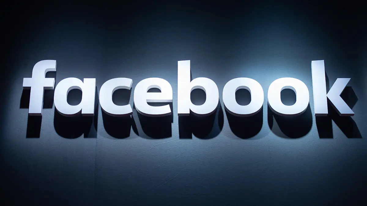 ARCHIV - 22.08.2018, Nordrhein-Westfalen, Köln: Der Schriftzug von Facebook ist auf der Videospielmesse Gamescom zu sehen. Der hessische Landesdatenschutzbeauftragte Roßnagel hat das angekündigte Bezahl-Abo für die werbefreie Nutzung von Facebook und Instagram als Mogelpackung kritisiert. (zu dpa: «Datenschützer sieht Bezahl-Abo bei Facebook kritisch») Foto: Christophe Gateau/dpa +++ dpa-Bildfunk +++