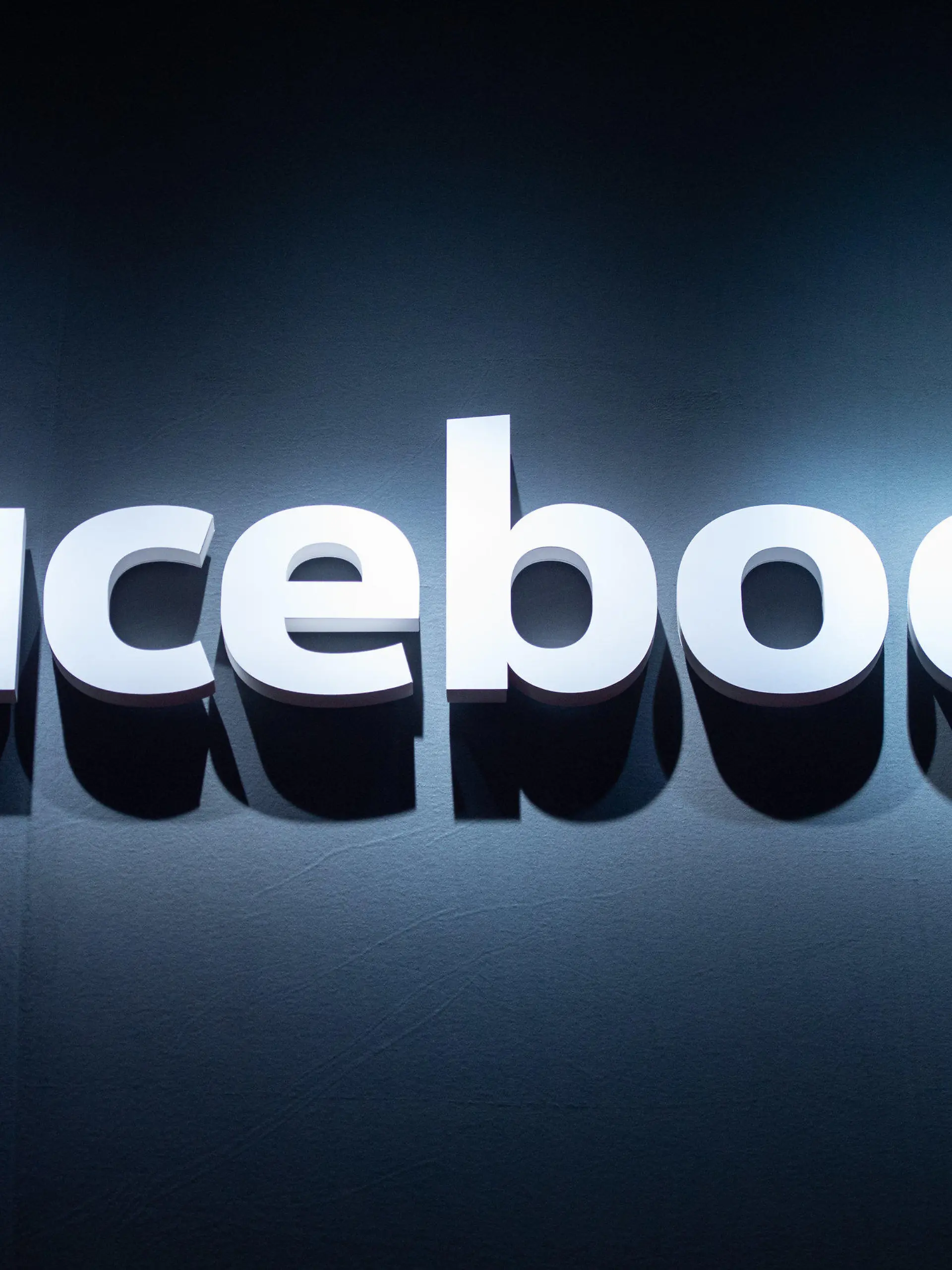 ARCHIV - 22.08.2018, Nordrhein-Westfalen, Köln: Der Schriftzug von Facebook ist auf der Videospielmesse Gamescom zu sehen. Der hessische Landesdatenschutzbeauftragte Roßnagel hat das angekündigte Bezahl-Abo für die werbefreie Nutzung von Facebook und Instagram als Mogelpackung kritisiert. (zu dpa: «Datenschützer sieht Bezahl-Abo bei Facebook kritisch») Foto: Christophe Gateau/dpa +++ dpa-Bildfunk +++