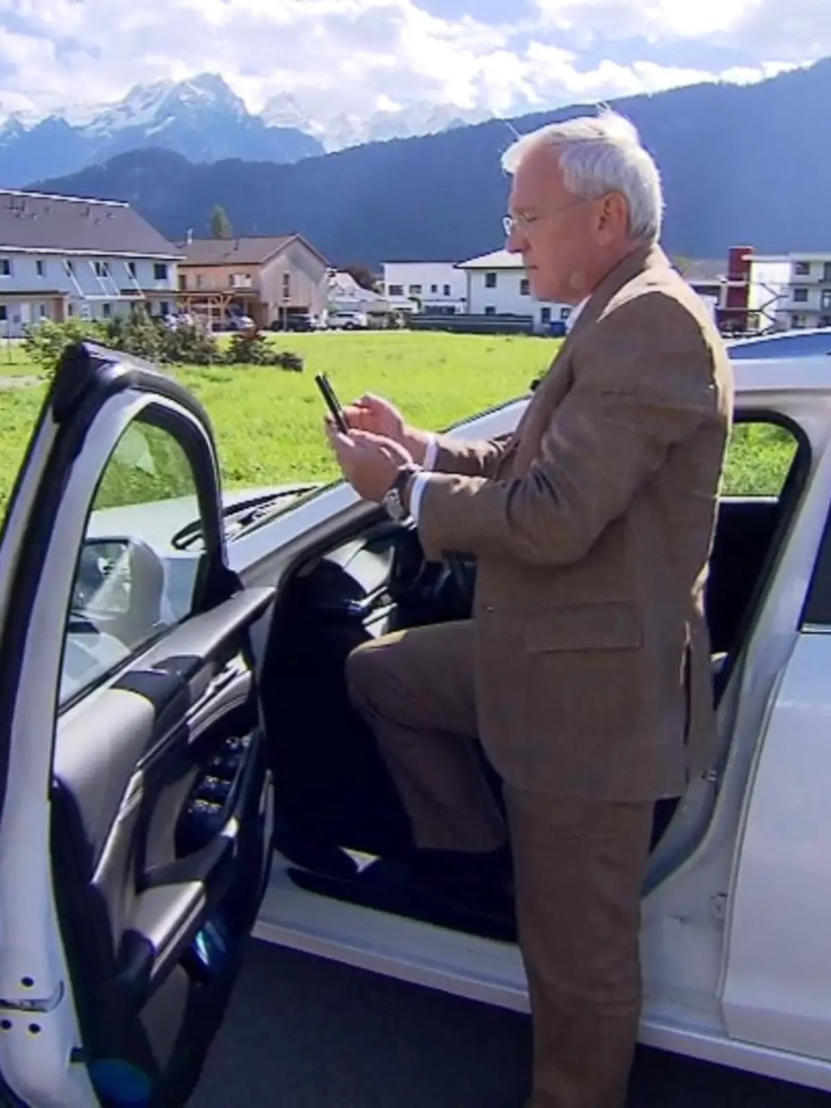 Es ist eine unglaubliche Geschichte, die uns einer RTL-Zuschauerin erzählt. Nach ihrer überstandenen Krebs-Therapie will Dorothea Sommer sich etwas Gutes tun und findet im Internet ein Angebot für eine Louis Vuitton Handtasche. Sie zögert etwas, die Tasche zu kaufen, ist sich nicht sicher, ob die Verkäuferin seriös ist und die Handtasche echt. Erst nach langem hin und her entscheidet sich Sommer für den Kauf der Handtasche und überweist der Verkäuferin mehrere hundert Euro. Doch die Handtasche kommt nie an. 
Erst mit ihrem Anruf bei RTL kommt Bewegung in die Sache – doch was wir dann herausfinden, ist an Dreistigkeit kaum zu überbieten.