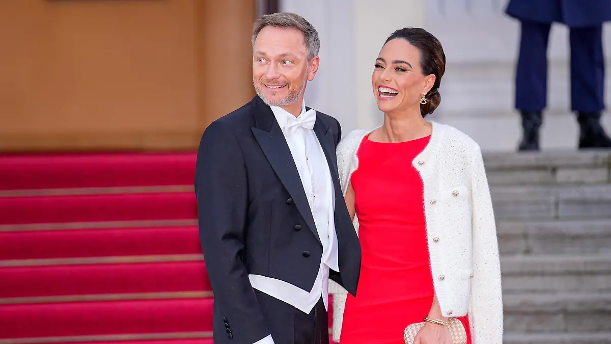 Berlin, König Charles III. des Vereinigten Königreichs Großbritannien und Nordirland sowie die Königsgemahlin Camilla beim Staatsbesuch in der Hauptstadt. Im Bild: Bundesfinanzminister Christian Lindner im Frack mit seiner Ehefrau Franca Lehfeldt beim Eintreffen zum Staatsbankett im Schloss Bellevue.