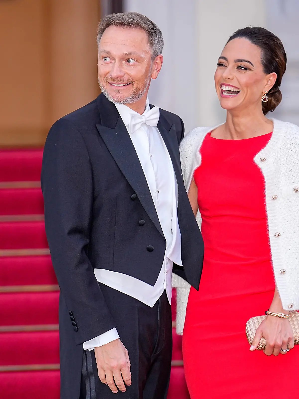 Berlin, König Charles III. des Vereinigten Königreichs Großbritannien und Nordirland sowie die Königsgemahlin Camilla beim Staatsbesuch in der Hauptstadt. Im Bild: Bundesfinanzminister Christian Lindner im Frack mit seiner Ehefrau Franca Lehfeldt beim Eintreffen zum Staatsbankett im Schloss Bellevue.