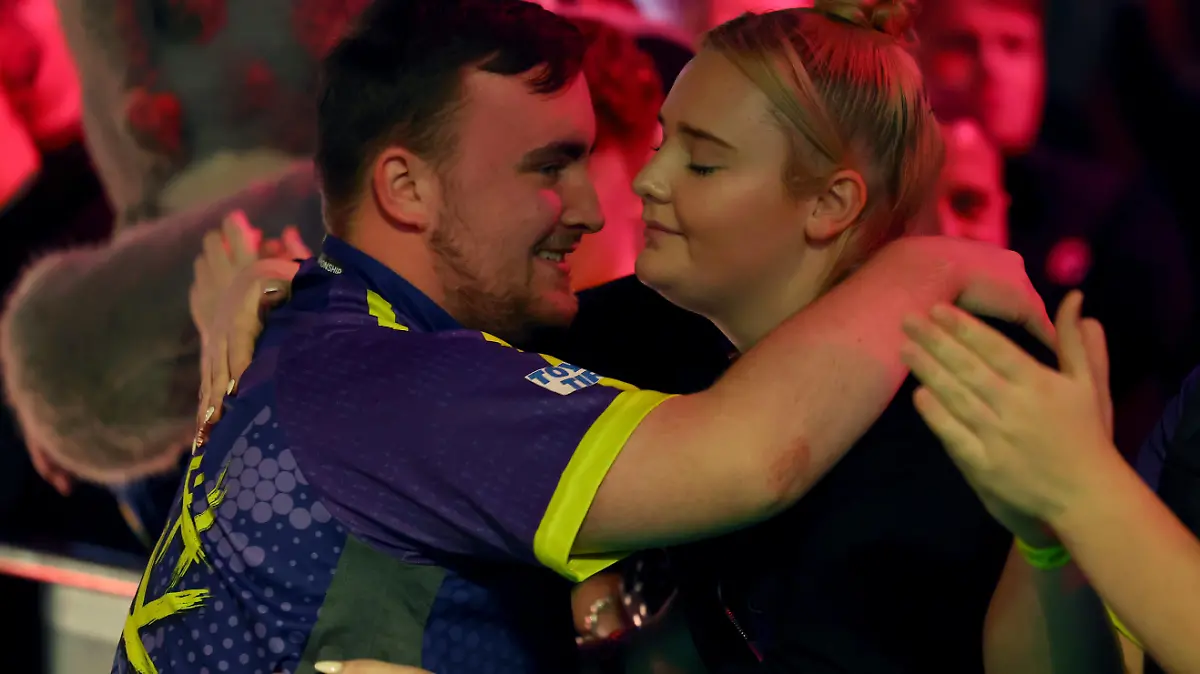 2nd January 2024, Alexandra Palace, London, England; 2023/24 PDC Paddy Power World Darts Championships Day 15, Semi Finals; Luke Littler hugs his girlfriend Eloise Milburn before his match with Rob Cross / action press