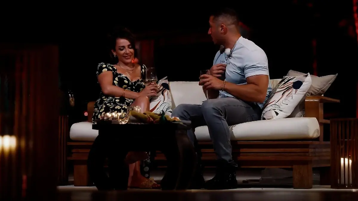 Bachelorette Jennifer Saro und Kandidat Oguzhan quatschen, doch auf einen gemeinsamen Nenner kommen sie irgendwie nicht.