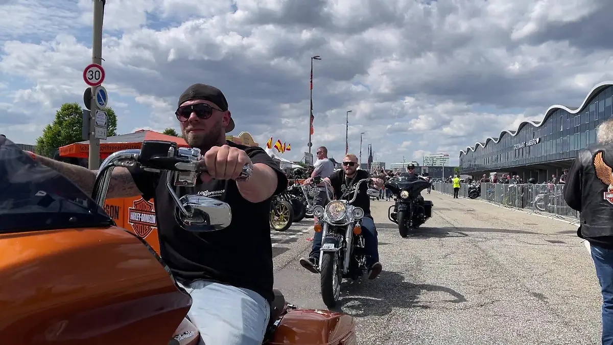Drei Tage lang rollen hunderte Motorräder bei den "Harley Days" durch die Hansestadt.