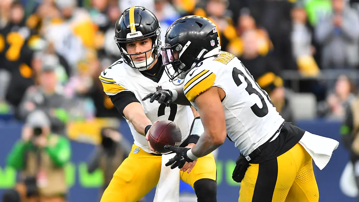 December 31, 2023: Pittsburgh Steelers quarterback Mason Rudolph 2 hands the ball off to running back Jaylen Warren 30 during the NFL, American Football Herren, USA Football game between the Pittsburgh Steelers and Seattle Seahawks in Seattle, WA. Pittsburgh defeated Seattle 30-23. /CSM Seattle United States - ZUMAc04_ 20231231_zma_c04_200 Copyright: xStevexFaberx