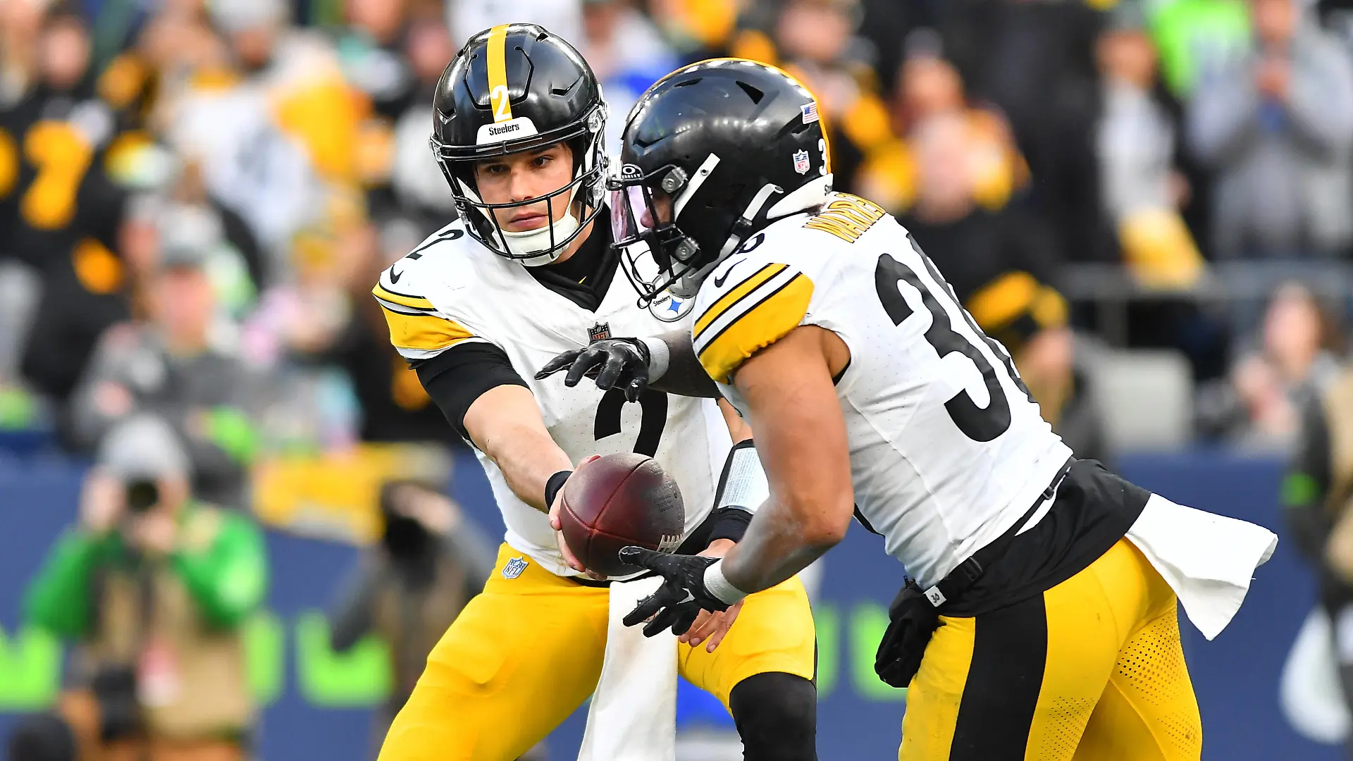 December 31, 2023: Pittsburgh Steelers quarterback Mason Rudolph 2 hands the ball off to running back Jaylen Warren 30 during the NFL, American Football Herren, USA Football game between the Pittsburgh Steelers and Seattle Seahawks in Seattle, WA. Pittsburgh defeated Seattle 30-23. /CSM Seattle United States - ZUMAc04_ 20231231_zma_c04_200 Copyright: xStevexFaberx