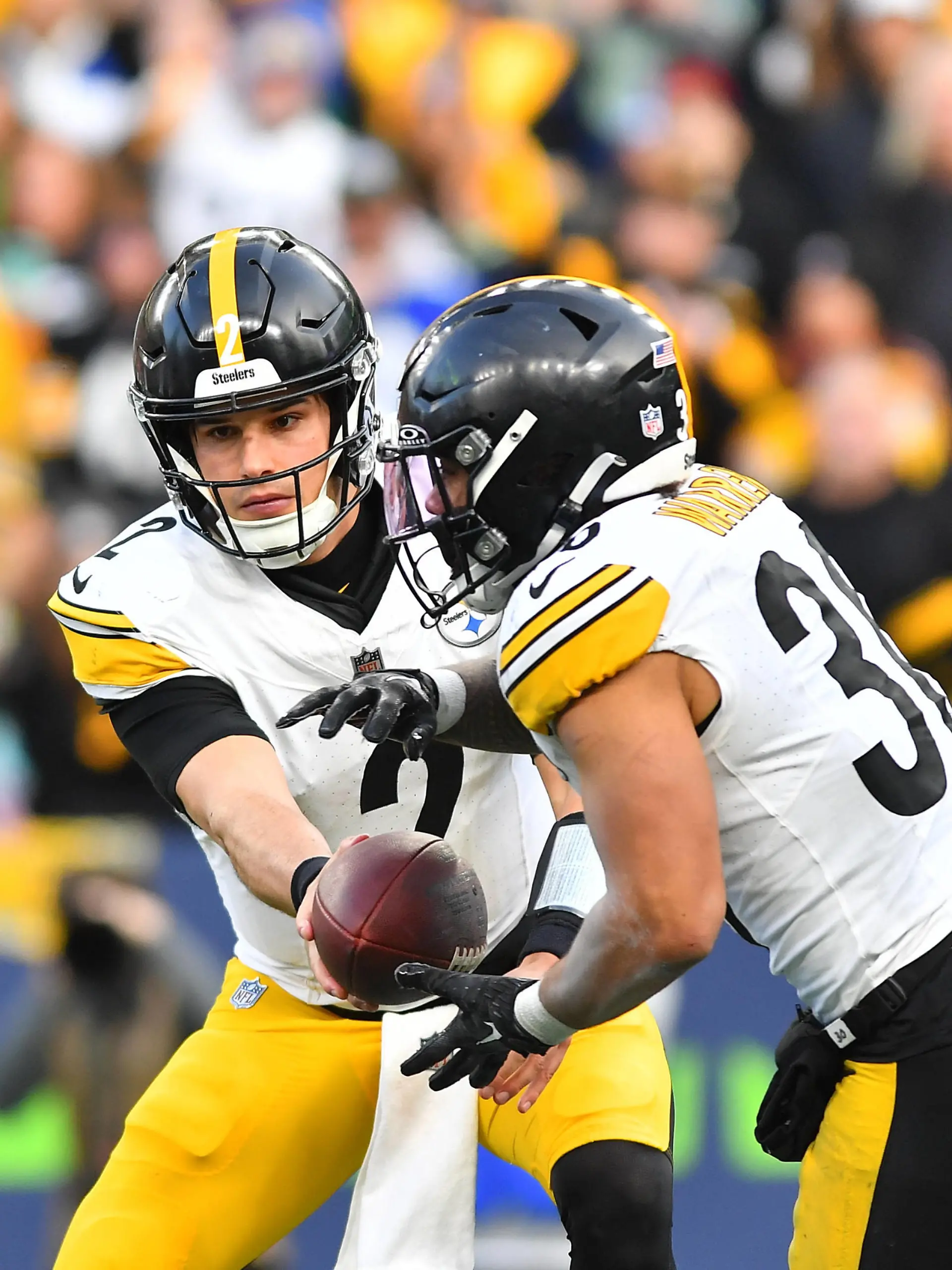 December 31, 2023: Pittsburgh Steelers quarterback Mason Rudolph 2 hands the ball off to running back Jaylen Warren 30 during the NFL, American Football Herren, USA Football game between the Pittsburgh Steelers and Seattle Seahawks in Seattle, WA. Pittsburgh defeated Seattle 30-23. /CSM Seattle United States - ZUMAc04_ 20231231_zma_c04_200 Copyright: xStevexFaberx