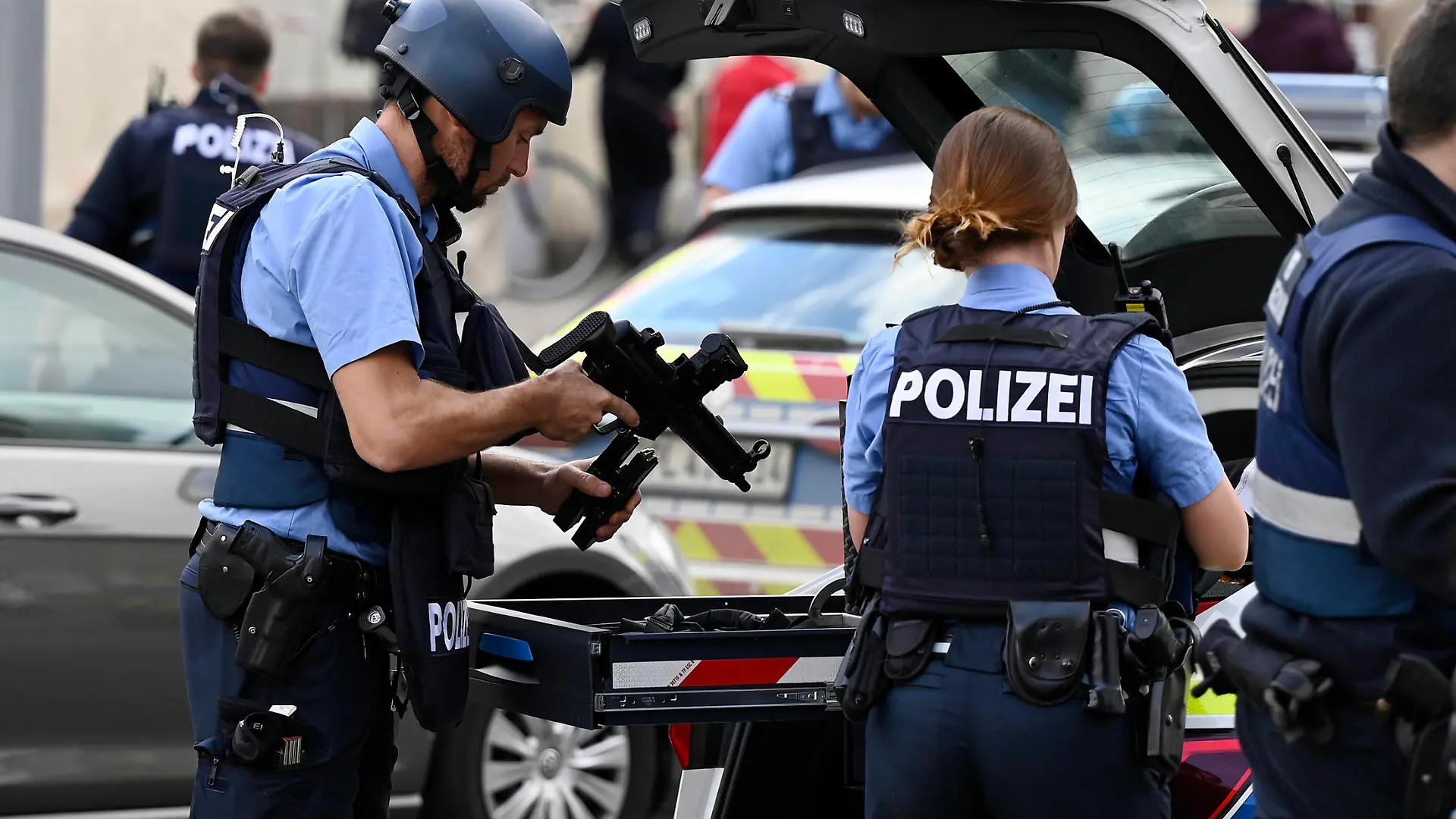Gewalttat in Ludwigshafen 18.10.2022 Gewalttat in Ludwigshafen. Einsatzkräfte an der Corneliusstrasse. Persönlichkeitsrechte der abgebildeten Personen sind bei Nutzung / Veröffentlichung zu beachten Ludwigshafen Ludwigshafen Rheinland-Pfalz Germany *** Violent act in Ludwigshafen 18 10 2022 Violent act in Ludwigshafen emergency forces at Corneliusstrasse Personal rights of the depicted persons must be respected when using publication Ludwigshafen Ludwigshafen Rheinland Pfalz Germany