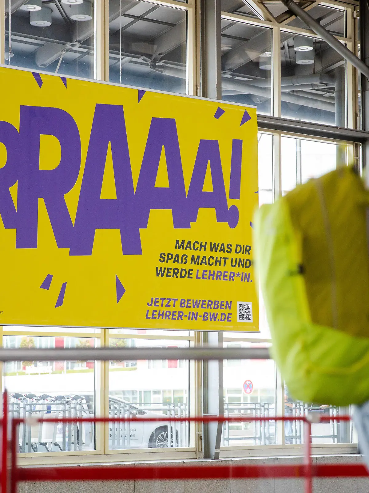 dpatopbilder - 01.08.2023, Baden-Württemberg, Stuttgart: Ein Werbeplakat für den Beruf des Lehrers hängt am Flughafen in Stuttgart. Die Landesvorsitzende des Realschullehrerverbandes in Baden-Württemberg hält das Plakat für unangemessen. (Zu dpa "«Keinen Bock auf Arbeit morgen?» - Lehrer empört über Werbekampagne") Foto: Christoph Schmidt/dpa - ACHTUNG: Nur zur redaktionellen Verwendung im Zusammenhang mit der aktuellen Berichterstattung und nur im vollen Format +++ dpa-Bildfunk +++