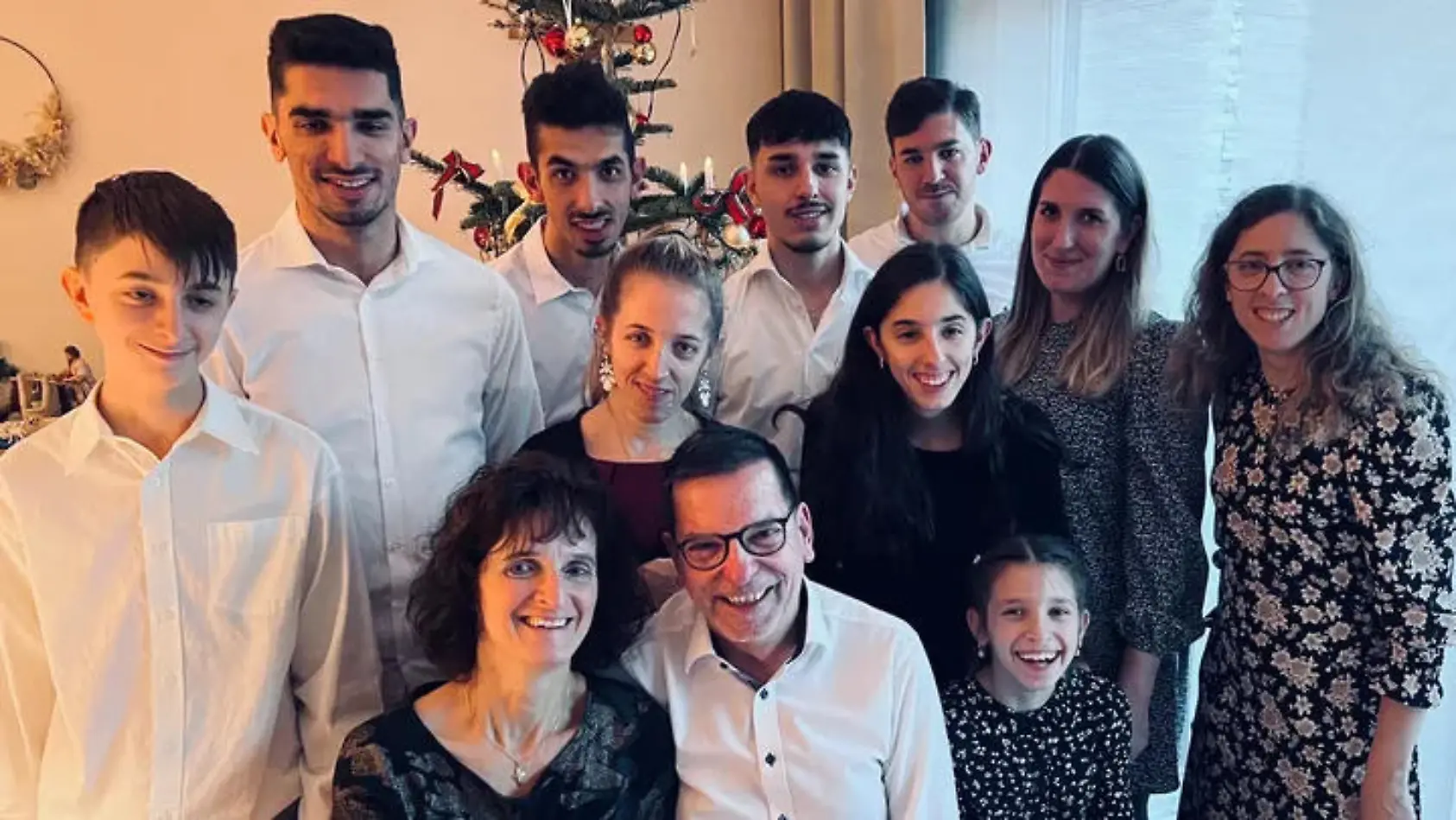 Großfamilie steht vor dem Ruin