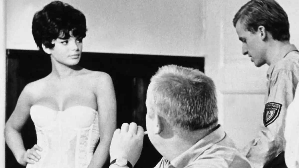 ZUR SACHE SCHÄTZCHEN (BRD 1967, Regie: May Spils) Szene mit Uschi Glas / Frau in Dessous, Mieder auf Polizeirevier /------- WICHTIG: Nutzung nur redaktionell mit Filmtitelnennung bzw. Berichterstattung über diesen Film. Buch- und Kalendernutzungen nur nach Absprache. --- IMPORTANT: To be used solely for editorial coverage of this specific motion picture/tv programme / RTG