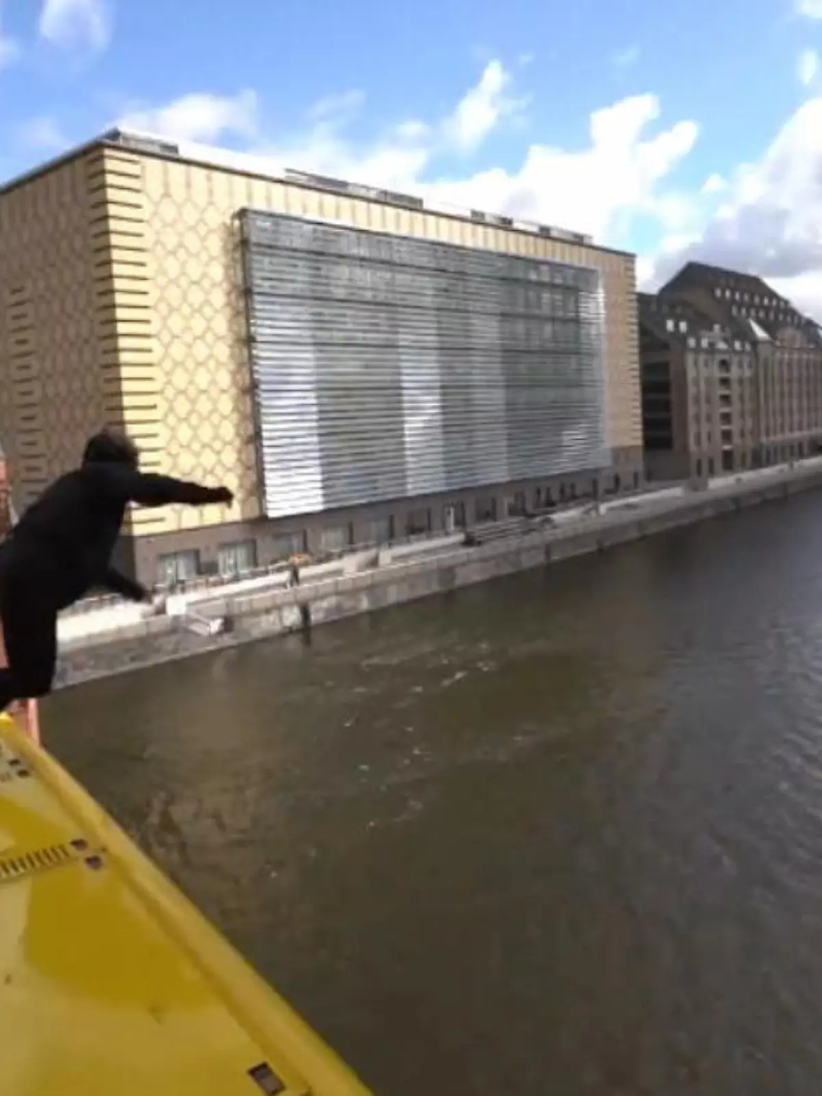 Er nimmt Anlauf und springt ins Wasser. Erstmal keine erschreckende Meldung, aber dieser Kanadier springt nicht in irgendein Planschbecken, sondern in die Spree. Sein Sprungbrett ist das Dach einer Berliner U-Bahn, die gerade die Oberbaumbrücke passiert. Dieser Sprung hätte tödlich ausgehen können.