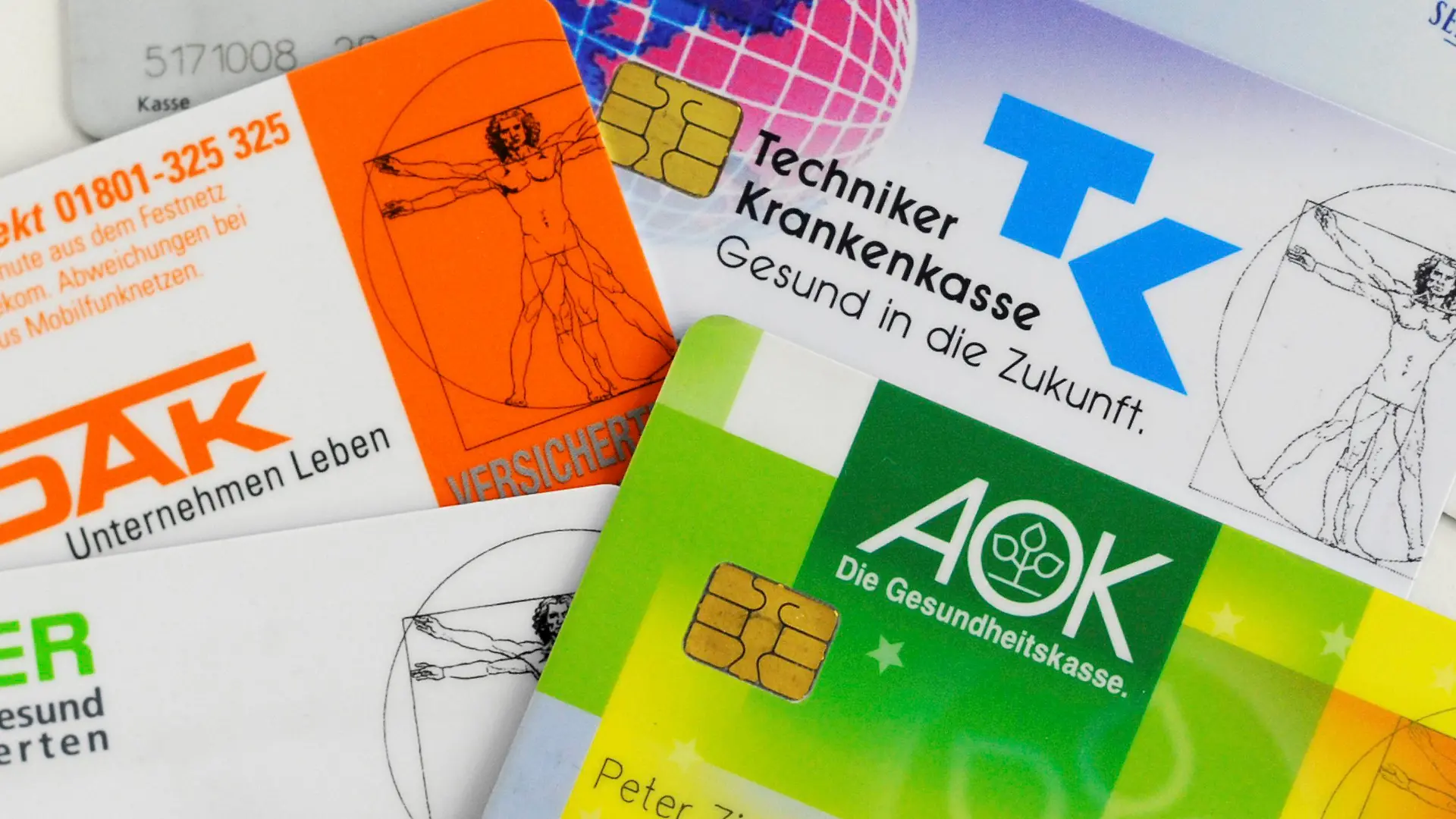 ARCHIV - ILLUSTRATION - Karten von gesetzlichen Krankenkassen liegen in Berlin auf einem Tisch. (zu «Krankenkassenbeiträge können 2018 leicht sinken») Foto: Maurizio Gambarini/dpa +++(c) dpa - Bildfunk+++