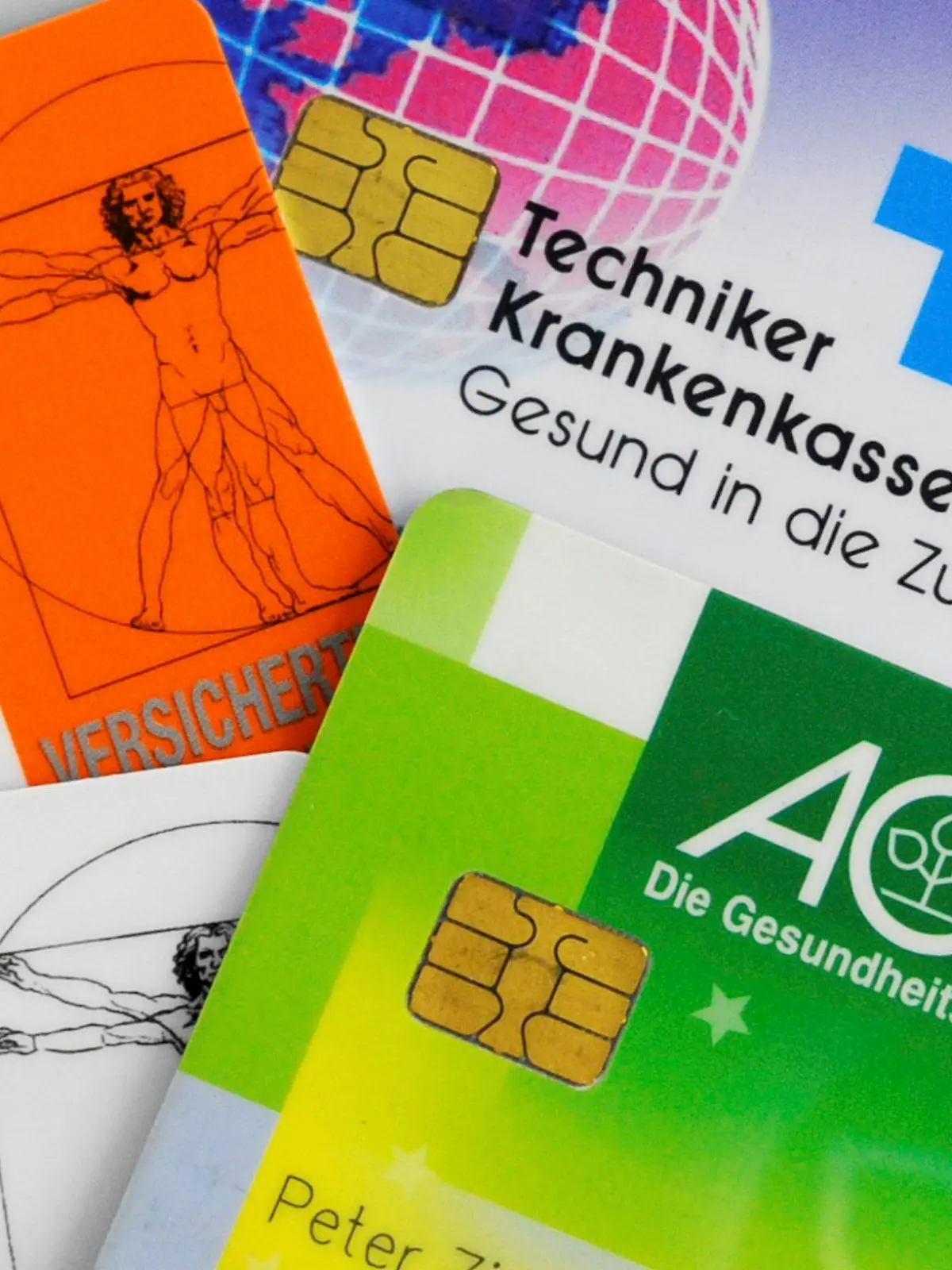 ARCHIV - ILLUSTRATION - Karten von gesetzlichen Krankenkassen liegen in Berlin auf einem Tisch. (zu «Krankenkassenbeiträge können 2018 leicht sinken») Foto: Maurizio Gambarini/dpa +++(c) dpa - Bildfunk+++
