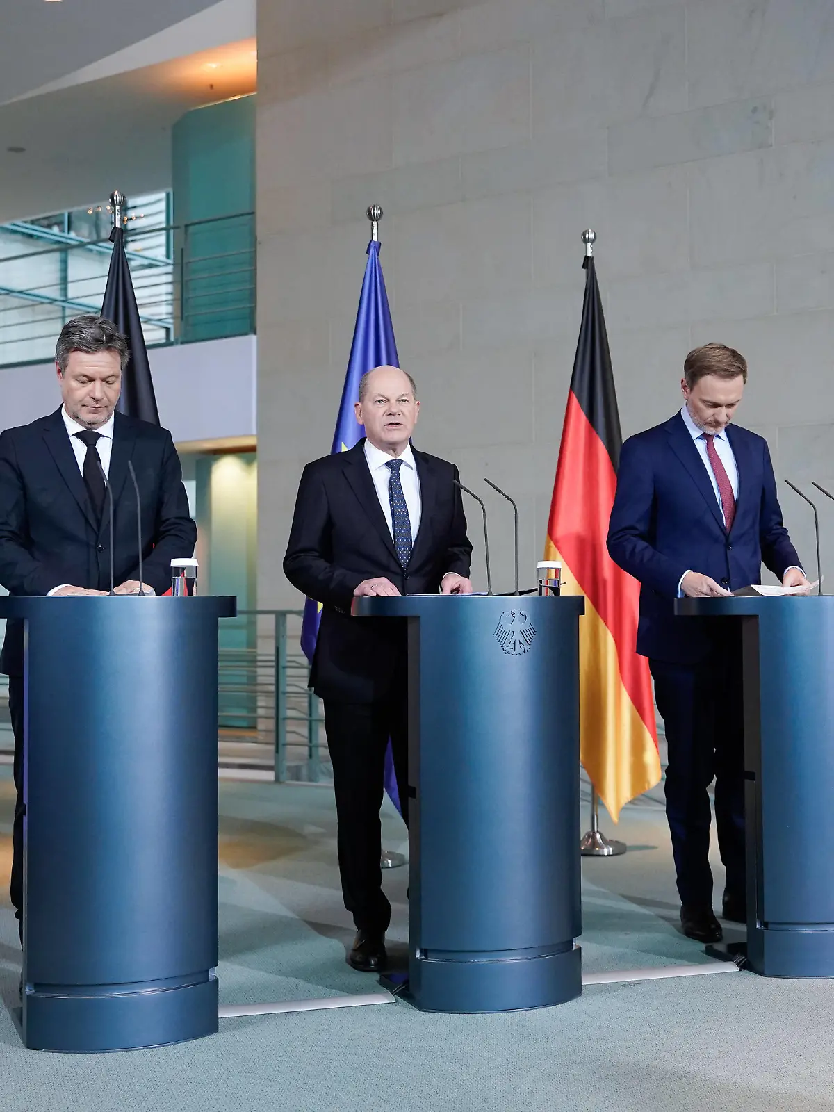 Bundeskanzler Scholz, Bundesminister Habeck, Bundesminister Lindner Pressestatements von Bundeskanzler Scholz, Bundesminister Habeck und Bundesminister Lindner im Bundeskanzleramt Berlin Berlin GER *** Federal Chancellor Scholz, Federal Minister Habeck, Federal Minister Lindner Press statements by Federal Chancellor Scholz, Federal Minister Habeck and Federal Minister Lindner at the Federal Chancellery Berlin Berlin GER
