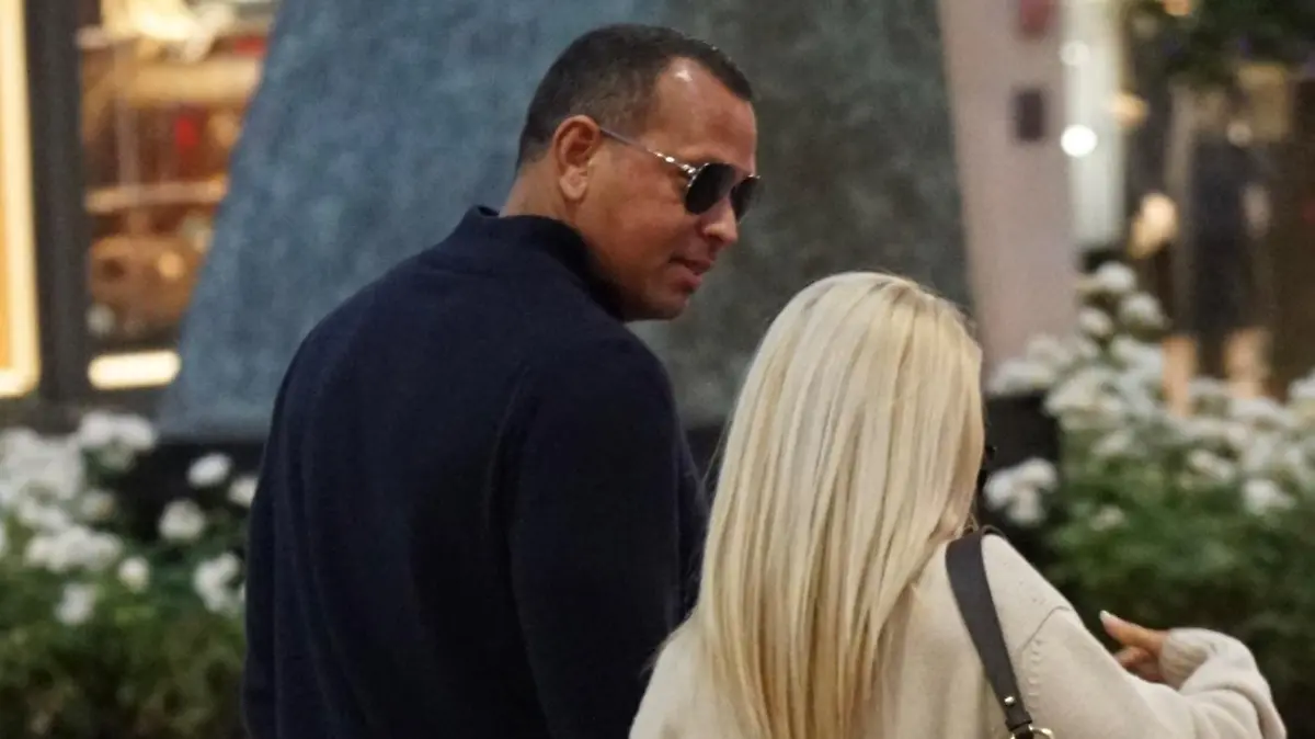 SONDERKONDITIONEN: MINDESTHONORAR: Beverly Hills, CA - *EXCLUSIVE* Alex Rodriguez is seen out for the first time with a new girlfriend shopping on Rodeo Drive in Beverly Hills as he moves on from JLo.
Pictured: Alex Rodriguez
BACKGRID USA 17 OCTOBER 2022 
BYLINE MUST READ: Jvshvisions / BACKGRID
USA: +1 310 798 9111 / usasales@backgrid.com
UK: +44 208 344 2007 / uksales@backgrid.com
*UK Clients - Pictures Containing Children
Please Pixelate Face Prior To Publication*