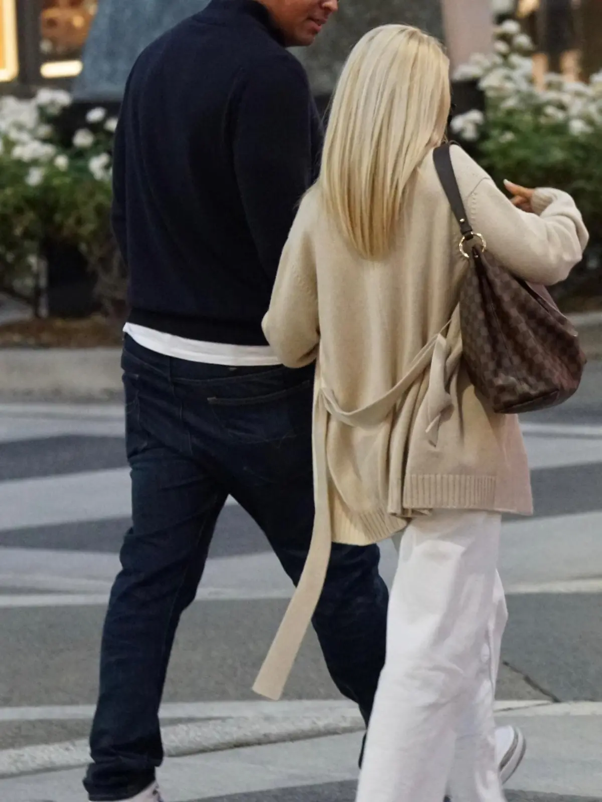 SONDERKONDITIONEN: MINDESTHONORAR: Beverly Hills, CA - *EXCLUSIVE* Alex Rodriguez is seen out for the first time with a new girlfriend shopping on Rodeo Drive in Beverly Hills as he moves on from JLo.
Pictured: Alex Rodriguez
BACKGRID USA 17 OCTOBER 2022 
BYLINE MUST READ: Jvshvisions / BACKGRID
USA: +1 310 798 9111 / usasales@backgrid.com
UK: +44 208 344 2007 / uksales@backgrid.com
*UK Clients - Pictures Containing Children
Please Pixelate Face Prior To Publication*