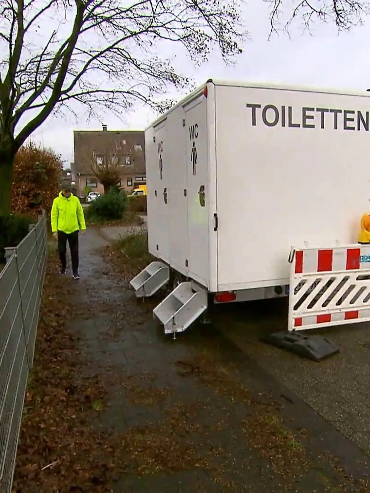 Was für eine besch… Situation: In Voerde (Nordrhein-Westfalen) dürfen Anwohner ihre eigene Toilette nicht mehr benutzen – und das schon seit Weihnachten. Weil der Abwasserkanal durch die Regenmassen überläuft, müssen sich die Nachbarn einen mobilen Toilettencontainer teilen. Viele sind schwer genervt.