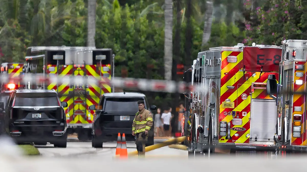 First responders work an active fire inside the Landmark Ranch Estates neighborhood on Wednesday, Jan. 3, 2024, in Southwest Ranches, Fla. Fire erscue crews alongside the Broward Sheriff's Office worked to put out a two-alarm fire at a home belonging to Miami Dolphins wide receiver Tyreek Hill inside the private neighborhood. (Matias J. Ocner/Miami Herald via AP)