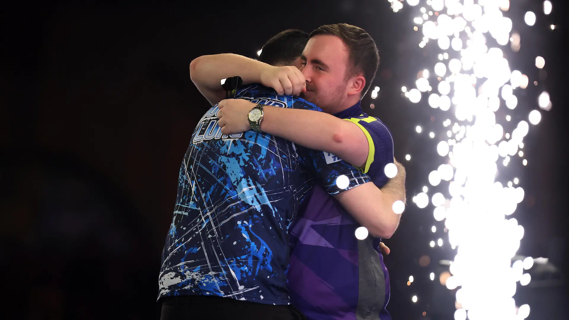 3rd January 2024, Alexandra Palace, London, England 2023/24 PDC Paddy Power World Darts Championships Day 16, Final Luke Humphries hugs Luke Littler after he wins the match PUBLICATIONxNOTxINxUK ActionPlus12594423 ShaunxBrooks