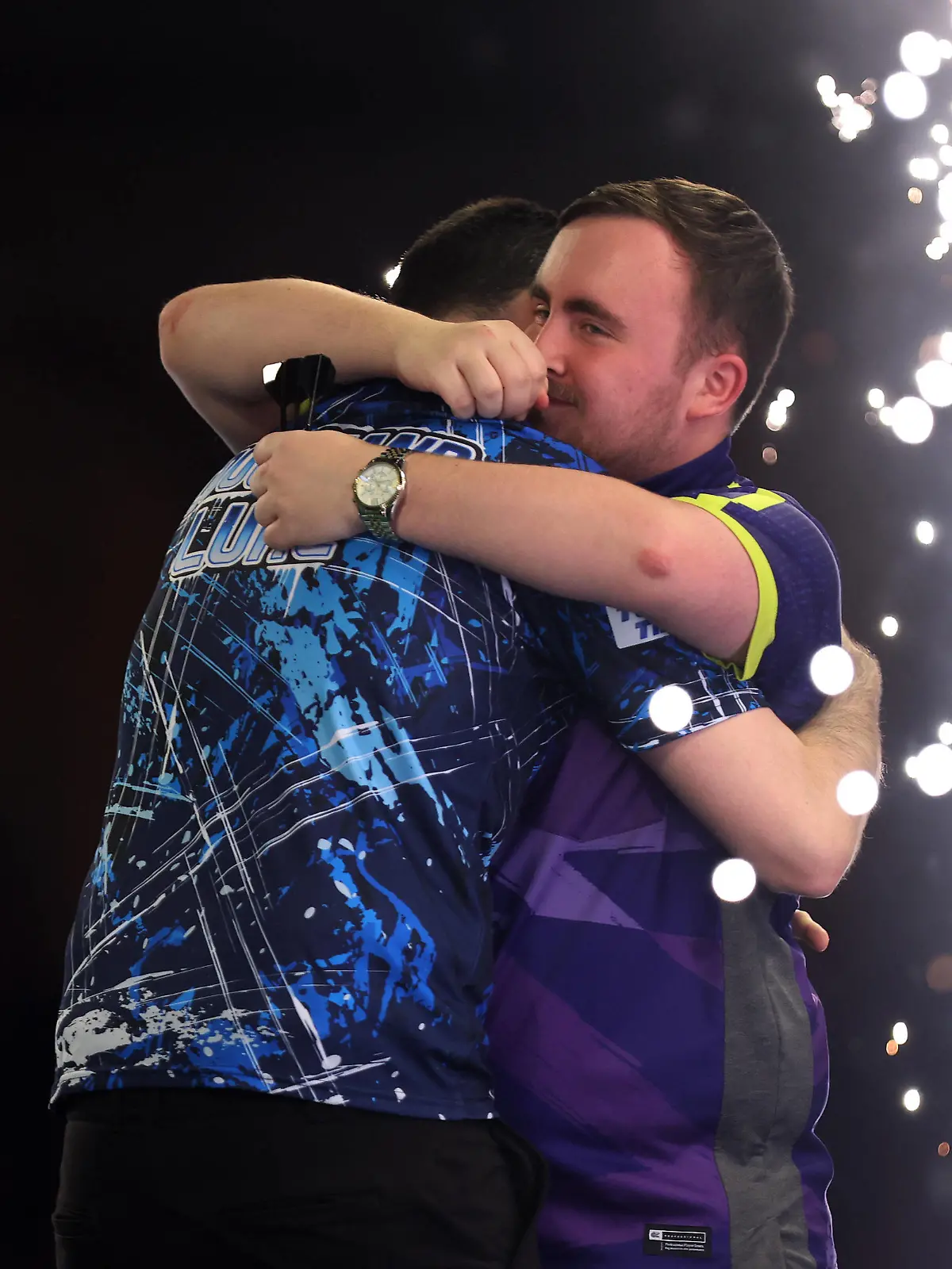 3rd January 2024, Alexandra Palace, London, England 2023/24 PDC Paddy Power World Darts Championships Day 16, Final Luke Humphries hugs Luke Littler after he wins the match PUBLICATIONxNOTxINxUK ActionPlus12594423 ShaunxBrooks