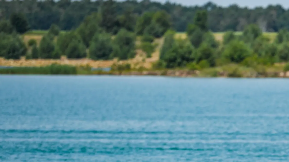 Ein Jet-Ski Fahrer ist am 18.07.2017 auf dem azurblauen Wasser des Partwitzer Sees nahe Klein Partwitz (Sachsen) unterwegs. Der Partwitzer See, der in Brandenburg und Sachsen liegt, wird derzeit bekalkt und das Wasser ist dadurch azurblau gefärbt. Das Lausitzer Seenland ist eine faszinierende Region im Wandel. Hier, wo einst die Förderung der Braunkohle das Landschaftsbild bestimmte, entsteht durch die Flutung früherer Tagebaue derzeit ein neues Wasserparadies mit rund 14.000 Hektar Wasserfläche. Zehn der über 20 Seen werden künftig durch schiffbare Kanäle erschlossen. Schon jetzt ist der Senftenberger See über den Koschener Kanal mit dem Geierswalder See verbunden. Der mit 1.000 Metern Länge erste schiffbare Kanal im Lausitzer Seenland beeindruckt mit seiner einzigartigen Bauweise. Der Kanal unterquert eine Bundesstraße und den Fluss Schwarze Elster. Foto: Patrick Pleul/dpa-Zentralbild/ZB | Verwendung weltweit