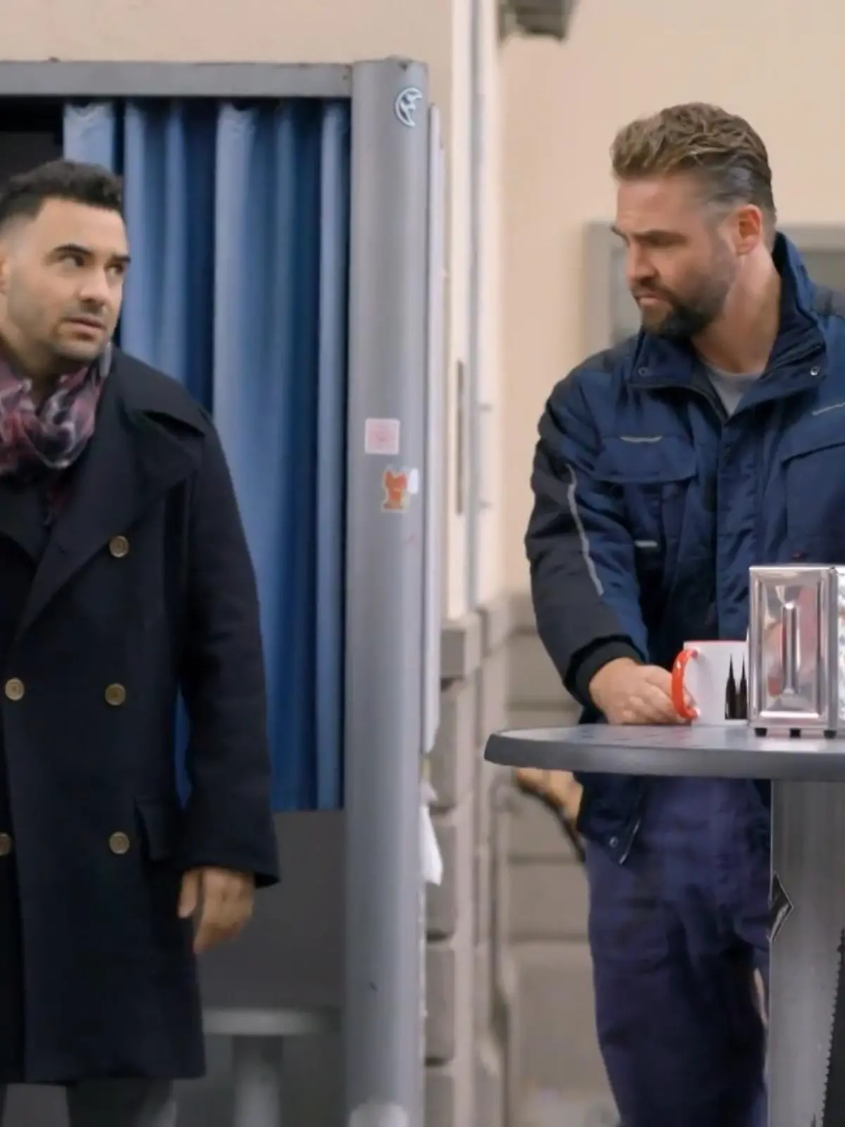 „Unter uns“-Folge 7281 vom 04.01.24: Easy und Tobias sind sich einig: jetzt, wo Tobias und Vivi wieder ein Paar sind, sollte Easy die Schillerallee über seine Lüge über sein vermeintliches Co-Parenting aufklären und allen erzählen, dass Tobias der Vater von Vivis Kind ist. Doch das hat ungeahnte Folgen.