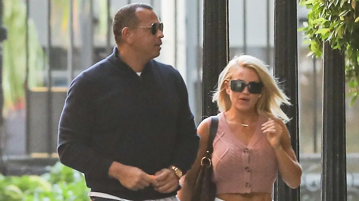 SONDERKONDITIONEN: MINDESTHONORAR: Beverly Hills, CA - *EXCLUSIVE* Alex Rodriguez takes his extremely fit and hot blonde girlfriend to dinner at the Beverly Wilshire hotel in Beverly Hills.
Pictured: Alex Rodriguez
BACKGRID USA 17 OCTOBER 2022 
BYLINE MUST READ: SPOT / BACKGRID
USA: +1 310 798 9111 / usasales@backgrid.com
UK: +44 208 344 2007 / uksales@backgrid.com
*UK Clients - Pictures Containing Children
Please Pixelate Face Prior To Publication*