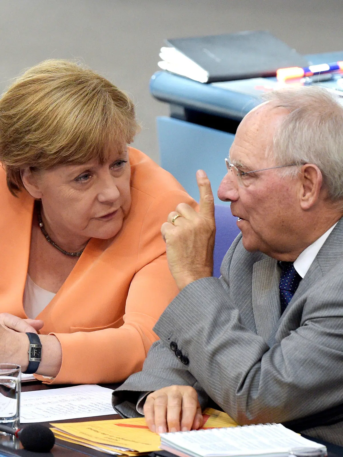 ARCHIV - 01.07.2015, Berlin: Bundeskanzlerin Angela Merkel und der damalige Bundesfinanzminister Wolfgang Schäuble (beide CDU) unterhalten sich am 01.07.2015 im Bundestag in Berlin. Der frühere Bundestagspräsident Wolfgang Schäuble ist tot. Der CDU-Politiker sei im Kreise seiner Familie zu Hause am Dienstagabend gegen 20 Uhr friedlich eingeschlafen.(zu dpa "Früherer Bundestagspräsident Wolfgang Schäuble ist tot") Foto: Rainer Jensen/dpa +++ dpa-Bildfunk +++
