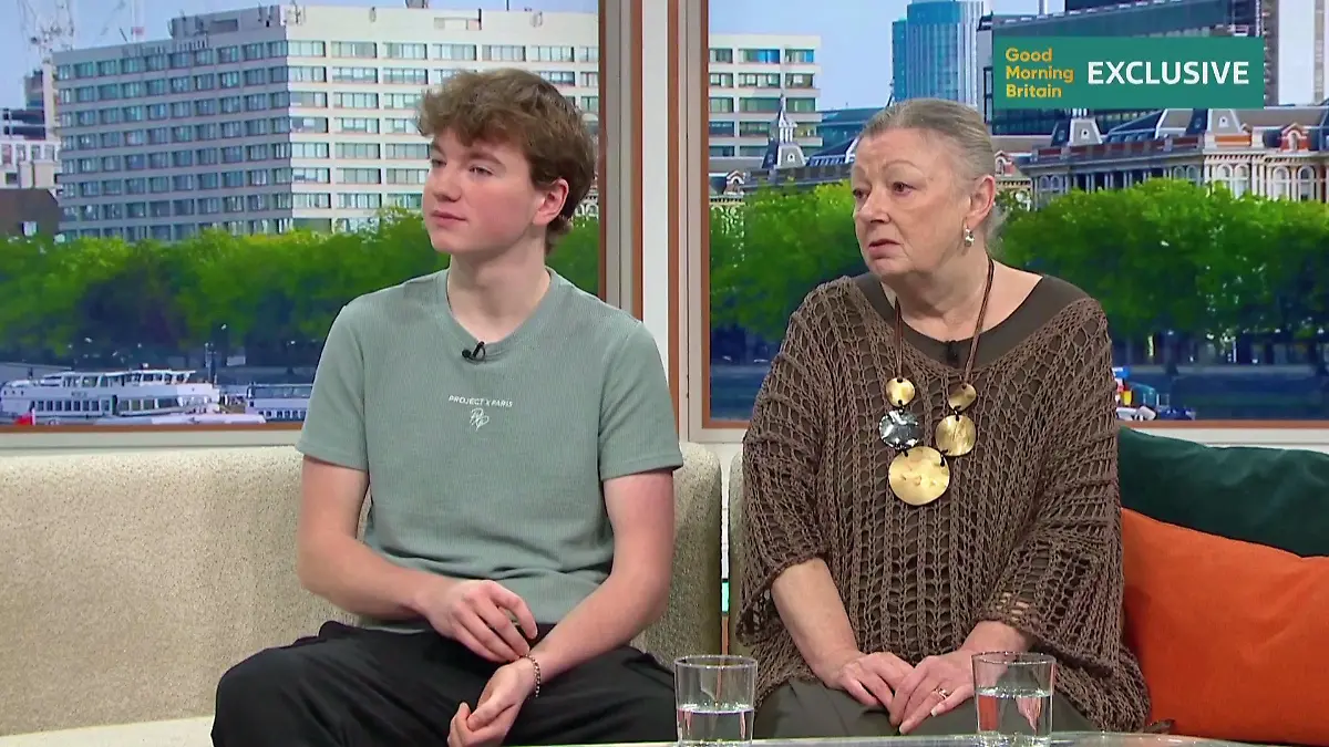 Alex Batty mit seiner Großmutter Susan Caruana in der englischen TV-Show "Good Morning Britain"