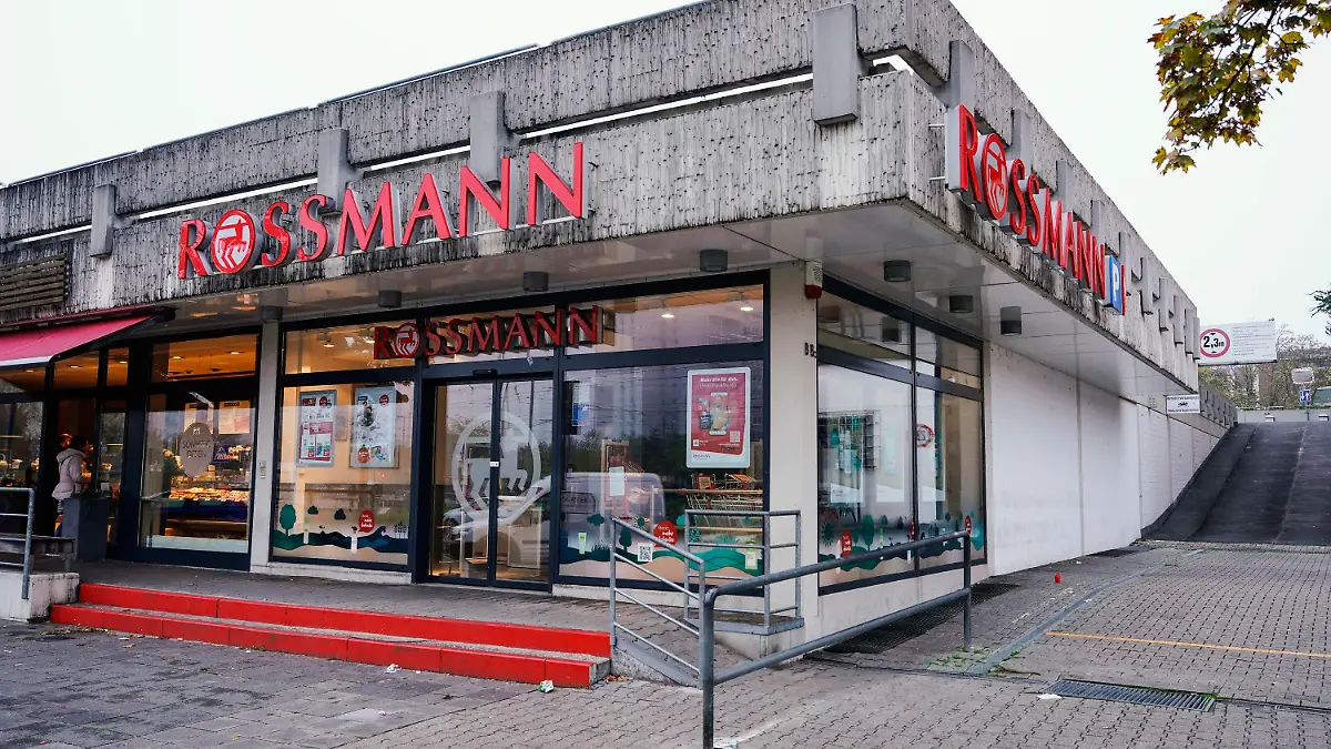 19.10.2021, Rheinland-Pfalz, Ludwigshafen: Ein Geschäft der Drogeriemarktkette Rossmann im Stadtteil Oggersheim. Ein 25-Jähriger soll am Dienstag im Ludwigshafener Stadtteil Oggersheim drei Menschen mit einem Messer attackiert haben. Zwei 20 und 35 Jahre alte Männer starben, ein 27-Jähriger wurde schwer verletzt. Beamte stellten den Verdächtigen in einem Drogeriemarkt und schossen auf den Mann, um ihn zu stoppen. Dieser wurde schwer verletzt und festgenommen. Foto: Uwe Anspach/dpa +++ dpa-Bildfunk +++