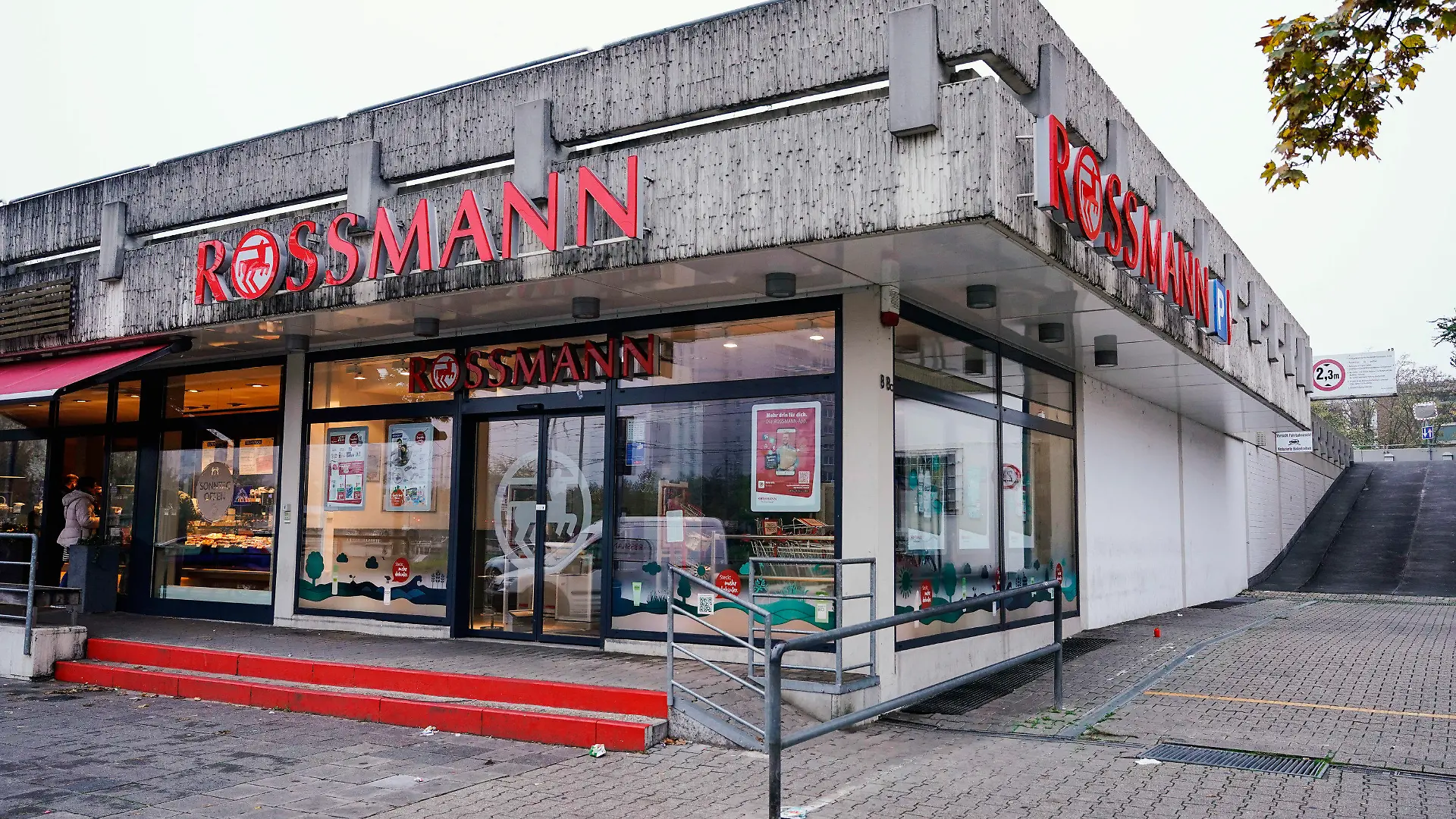 19.10.2021, Rheinland-Pfalz, Ludwigshafen: Ein Geschäft der Drogeriemarktkette Rossmann im Stadtteil Oggersheim. Ein 25-Jähriger soll am Dienstag im Ludwigshafener Stadtteil Oggersheim drei Menschen mit einem Messer attackiert haben. Zwei 20 und 35 Jahre alte Männer starben, ein 27-Jähriger wurde schwer verletzt. Beamte stellten den Verdächtigen in einem Drogeriemarkt und schossen auf den Mann, um ihn zu stoppen. Dieser wurde schwer verletzt und festgenommen. Foto: Uwe Anspach/dpa +++ dpa-Bildfunk +++