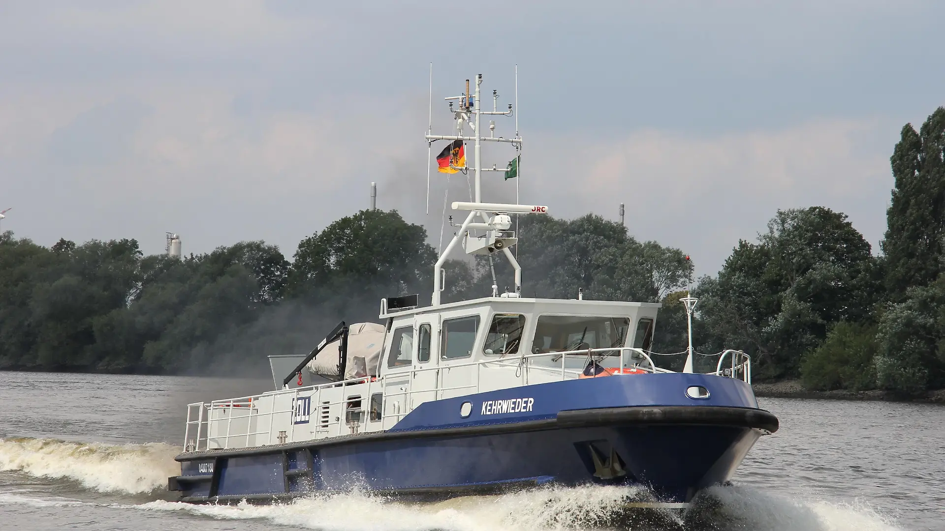 Minutenlang treibt der Mann in der 6 Grad kalten Elbe.
